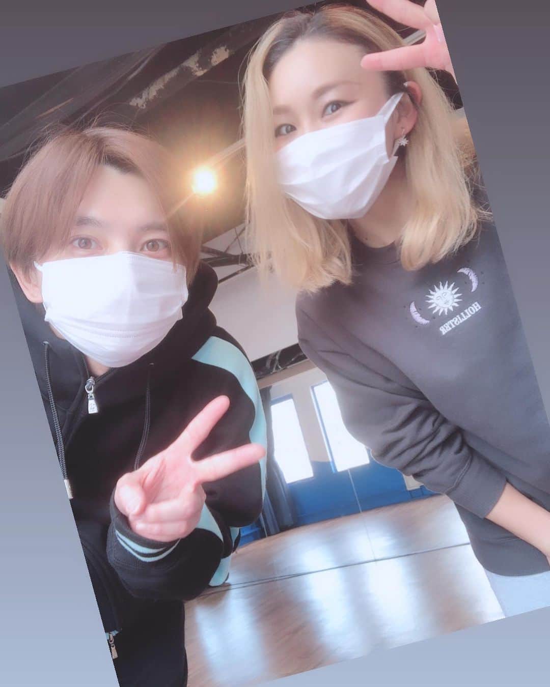 EMYのインスタグラム：「北村悠くんとリハーサル😊 お疲れさまでした✨  悠くんて、綺麗な人なんだなぁ。 曲の中にいる悠くんを動画で見て、すごいなぁと思いました。  男性には女性にない、純粋さと優しさがあって素晴らしいなぁといつも思います。  久しぶりのデュオ楽しかった！  ありがとうございました😊🙏✨」