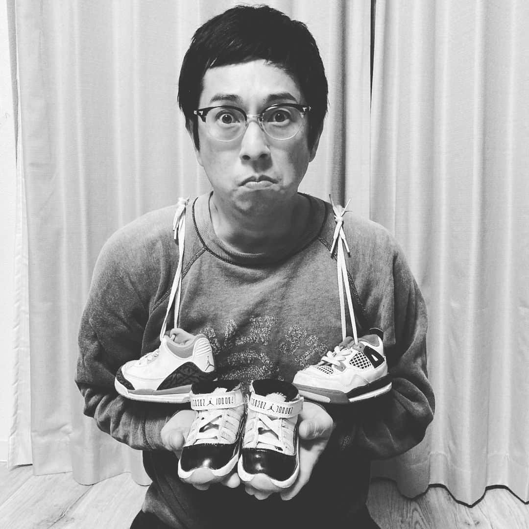 亘健太郎さんのインスタグラム写真 - (亘健太郎Instagram)「エアジョーダン6が当たりますように…。ドレスコードのAJ1以外のエアジョーダンがせがれに履かせていたベビージョーダンしかなかった…。当たるのか…？当たれ〜‼︎﻿ ﻿ #mitasneakers ﻿ #ms_ddc_20210213j﻿ #スニーカー同好会﻿ #アメカジボーイズ ﻿ #amecajiboys ﻿ #アメカジ ﻿ #アメカジ散策 ﻿ #byボーイズ長 ﻿ 《告知》﻿ 「アメカジボーイズyoutube生配信」 ﻿ 日付: 2020年2月13日(土)23:00〜﻿ ﻿ こちらを↓↓↓↓↓↓↓をクリック‼︎﻿ ﻿ アメカジボーイズ リモートトークライブ 2021/2/13﻿ https://youtu.be/1LM9yIVMbYc﻿ ﻿ #フルーツポンチ亘　﻿ #パンクブーブー哲夫　﻿ #ニブンノゴ大川　﻿ #オリオンリーグ玉代勢　﻿ #LLR伊藤　﻿ #まんじろう米女　﻿ #素敵じゃないか吉野　﻿ #みそホルモンべこ﻿ ﻿ 【youtube】﻿ 「アメカジボーイズ」のyoutubeチャンネルを開設しました‼︎﻿ 毎週火曜、金曜日に《アメカジボーイズ》youtubeチャンネルで動画をアップしていきます‼︎是非、チャンネル登録お願い致します‼︎﻿ ﻿ https://www.youtube.com/channel/UCcEOJTJGZZ0hEruuMpxvqsw ﻿ ﻿ 【Facebook】﻿ 「アメカジボーイズ」のFacebookページもありますので是非チェックしてみてください‼︎ ﻿ ﻿ https://www.facebook.com/amecajiboys/」2月9日 23時19分 - watarikentaro