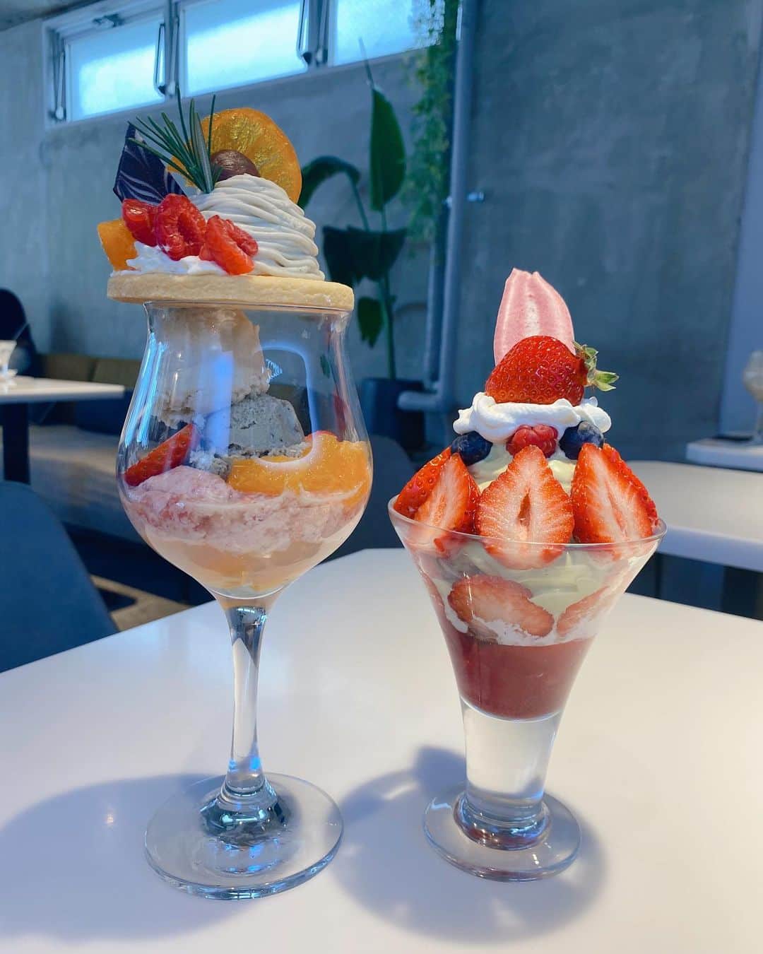 のインスタグラム：「🍓INITIAL Omotesando / 表参道〔東京〕 ------------------- シメパフェ専門店イニシャル🍴😋やっっといけました！ 平日の昼間の空いている時間にで密を避けて✨ ・ 今はイチゴが旬なので、 思う存分食べてきました！幸せの極みすぎる！ 左のパフェはパルフェ・マロン-紅まどんなといちご- 今しか食べられない紅まどんな貴重すぎて…♡♡ 上に乗ってる栗の濃厚な甘さと、さっぱりあっさり加賀棒茶のジェラートが相性抜群でおいしかった☺️ ・ シメパフェと言ってるけど、 今は自粛期間につき20:00までのようでした！参考までに… ・ #イニシャル表参道 #表参道カフェ #明治神宮前カフェ #シメパフェ #パフェ巡り #パフェ活 #パフェ部 #パフェ好き #いちごパフェ #いちごスイーツ」