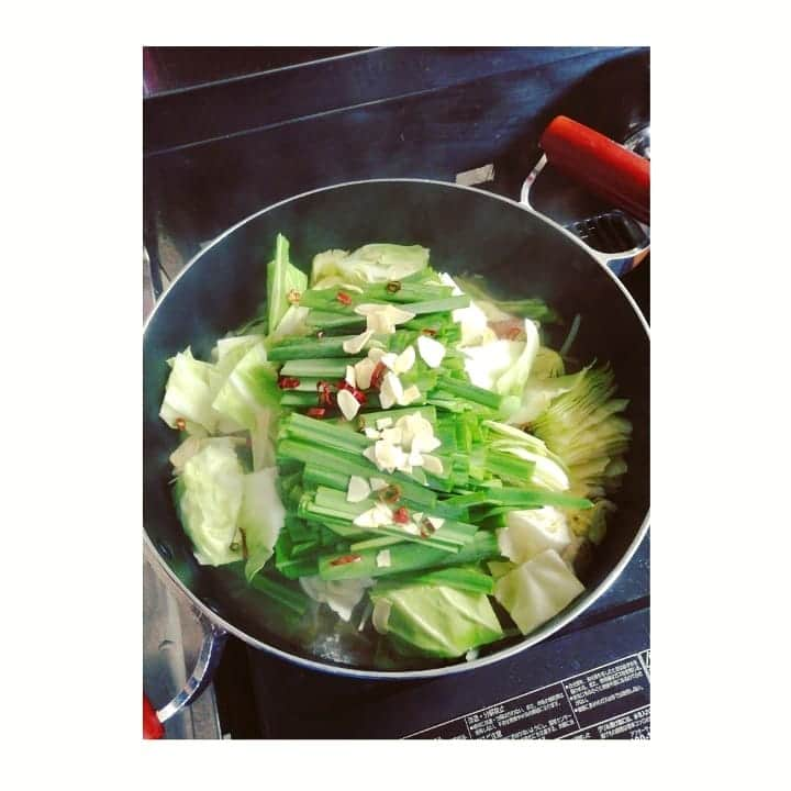 近藤笑菜のインスタグラム：「いつぞやの、もつ鍋🍲うんまかった～～～♡ 〆のラーメンまで驚きの量を永遠に食べられるやつ。だいすき。 #おうちごはん #もつ鍋」