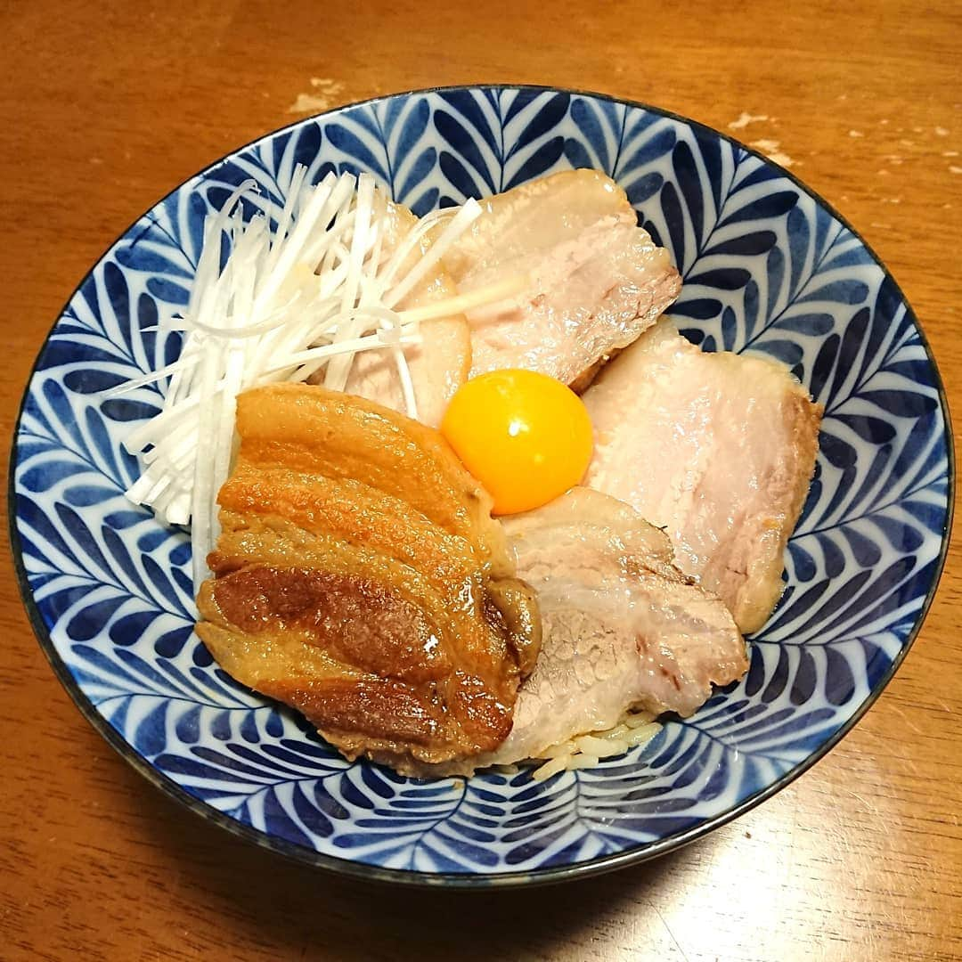 島貫凌のインスタグラム：「きょうは2月9日、#肉の日 でしたね。ということで、チャーシュー丼です。ちょっと良い豚バラが500円(100g100円！)で売っていたのでちょうど良かった！ 豚から取れた脂と臭み消しに使ったネギの残りで焼きネギも。 ・ #ネギ3本150円 #お値打ち  #自炊記録 #メーテレ #アナウンサー #島貫凌」