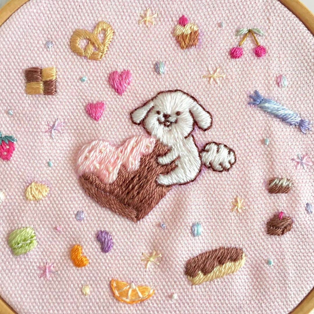 ダスキン ダス犬【公式】のインスタグラム：「【アートdeダス犬♪ハンドクラフト企画】 もうすぐバレンタイン！ということで チョコレートとハート溢れるダス犬を @moha._.mohaさんが刺繍で表現してくれました♡ チョコレートのほかにも、フルーツ、キャンディ、カップケーキ、クッキー… 可愛いけれど、甘いものの食べ過ぎには注意しないとね！  #ダス犬 #バレンタイン #Valentinesday  #スイーツ  刺繍監修 @moha._.moha」