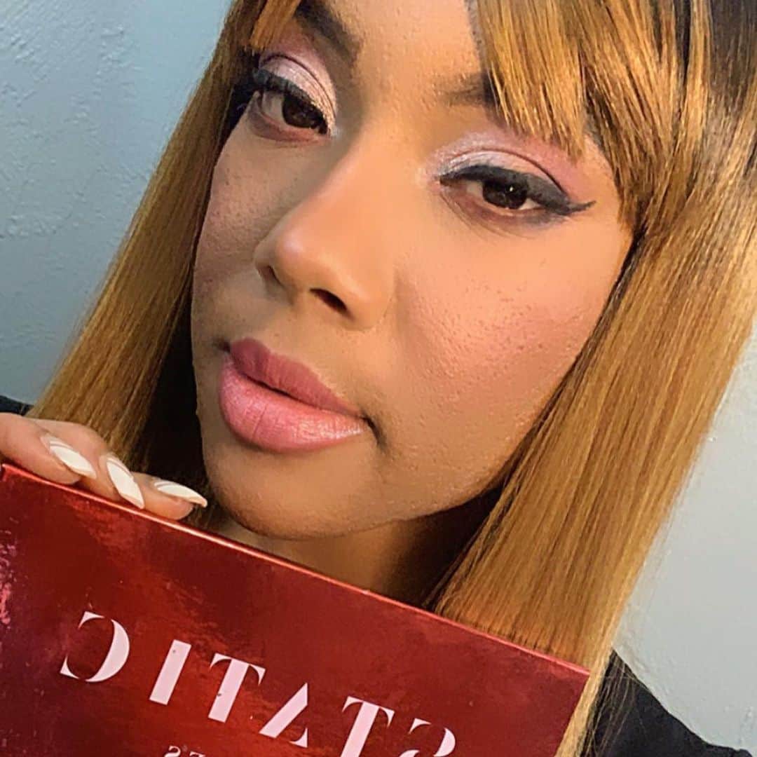Motives Cosmeticsさんのインスタグラム写真 - (Motives CosmeticsInstagram)「These babes are V-Day ready 💋Swipe to the end to be inspired by last night’s special host @makeupbysong 🖤 Need a last minute gift for your Valentine,  Galentine or yourself?! We have reduced expedited shipping now through February 11th! Visit motivescosmetics.com to get your goodies shipped ASAP 💄」2月9日 23時27分 - motivescosmetics