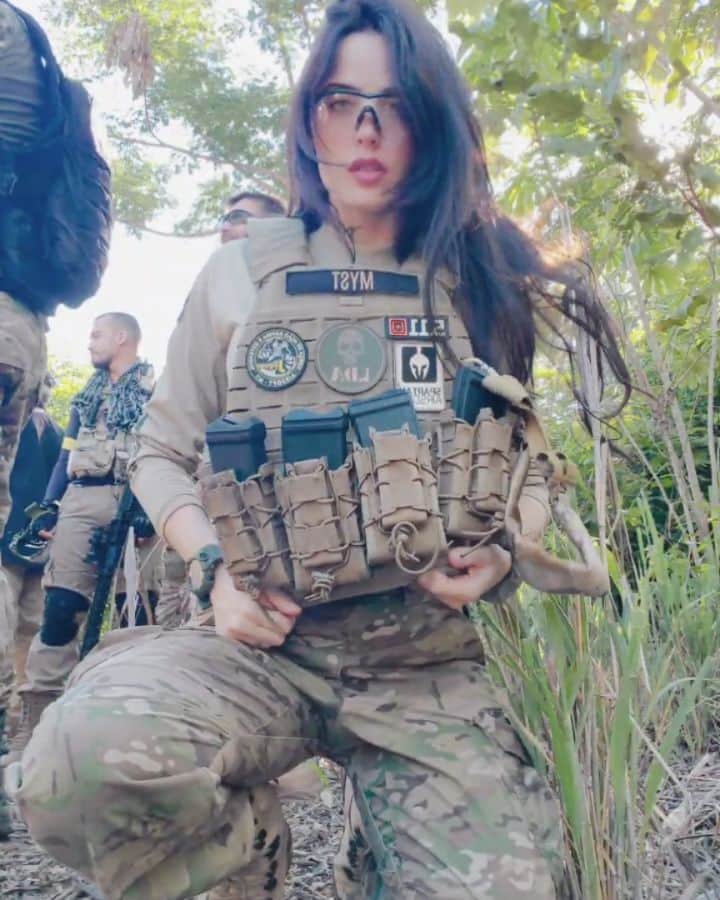 Anna Vargasのインスタグラム：「Você (jogador de airsoft) prefere usar seu plate carrier com ou sem placas? Por quê? Eu acho mais bonito (tacticool) com placas. Mas, nas vezes que usei, achei que limitou um pouco os movimentos e também acabei sofrendo mais com o calor. Nossa região tem esse fator a se levar em conta na escolha do loadout: termômetros registrando médias de 40°C em algumas épocas do ano. Sensação térmica de 50°C às vezes. Não é raro ter jogadores que desmaiam em campo ou que passam mal com tontura, enjôo, fraqueza por desidratação ou hipertermia por aqui. Então, até por questão de saúde, a escolha do que usar em jogo também precisa levar em conta o conforto térmico, além da proteção individual e da funcionalidade dos itens. Eu, mesmo relativamente bem condicionada e me hidratando muito durante as partidas, sempre sinto fortes dores de cabeça no domingo à tarde pelo excesso de calor/exposição solar pela manhã. 🤷🏻‍♀️  Mas, como eu sempre falo: o lado bom disso é que quem se condiciona a jogar airsoft aqui em Cuiabá, joga em qualquer lugar! 😅🥵🌡 . O plate carrier que eu uso é o TacTec da @511tacticalbrasil.  #AlwaysBeReady  . Parceiros: EQUIPAMENTOS TÁTICOS: @511tacticalbrasil . MUNIÇÃO: @spartanairsoftmunition . TREINAMENTOS TÁTICOS: @fhtreinamentosespeciais . MIRAS: @mundomira . PATCHES BORDADOS: @1ciadistintivosoficial . SITES: @sitevipinternet . #airsoft #airsoftbrasil #milsim #airsoftgirl #tactical #tacticool #platecarrier #tactec #iam511」