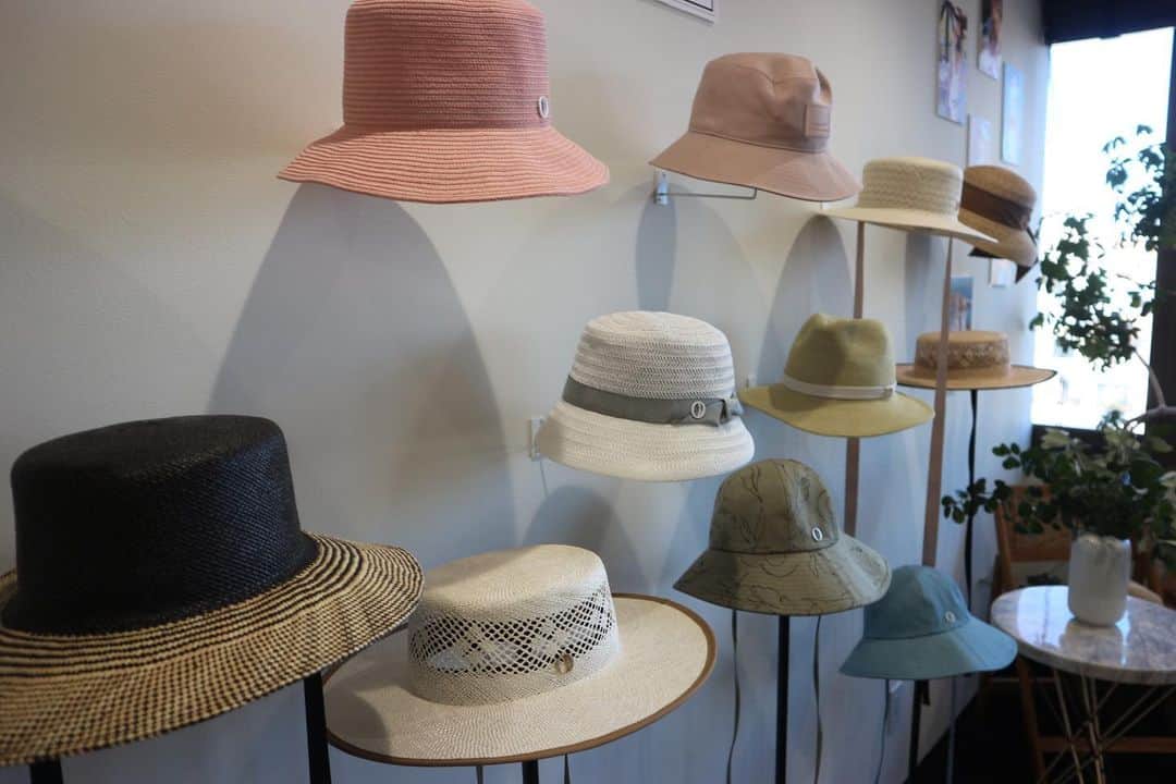 RENA さんのインスタグラム写真 - (RENA Instagram)「今日は午前午後の健康診断の合間で近くでやってた @chapeaud_o の展示会へ👒  春夏新作のカラフルなカラーで溢れていて素敵なデザインの帽子達が隅々まで飾られていて、すっかり春気分✨  スタッフの皆様がとっても素敵だしオフィスもマイインターンみたいで素敵✨  健康診断って絶食だし慣れないし朝早いし採血するしで疲れちゃうから束の間の癒しになりました🥰🤍  新しいシーズンはカチューシャがイチオシみたい🤍  私はなんとなく似合わないと思って避けてきたから今年こそ取り入れようと思う✨  ぜひチェックしてみてね🖤  #ootd #pinkrose #fashion #tokyo #2021ss #collection #hat #帽子 #ハット #カチューシャ #新作 #展示会 #オトナ女子 #ピンクローズ #ファッション」2月9日 23時28分 - rena_flare