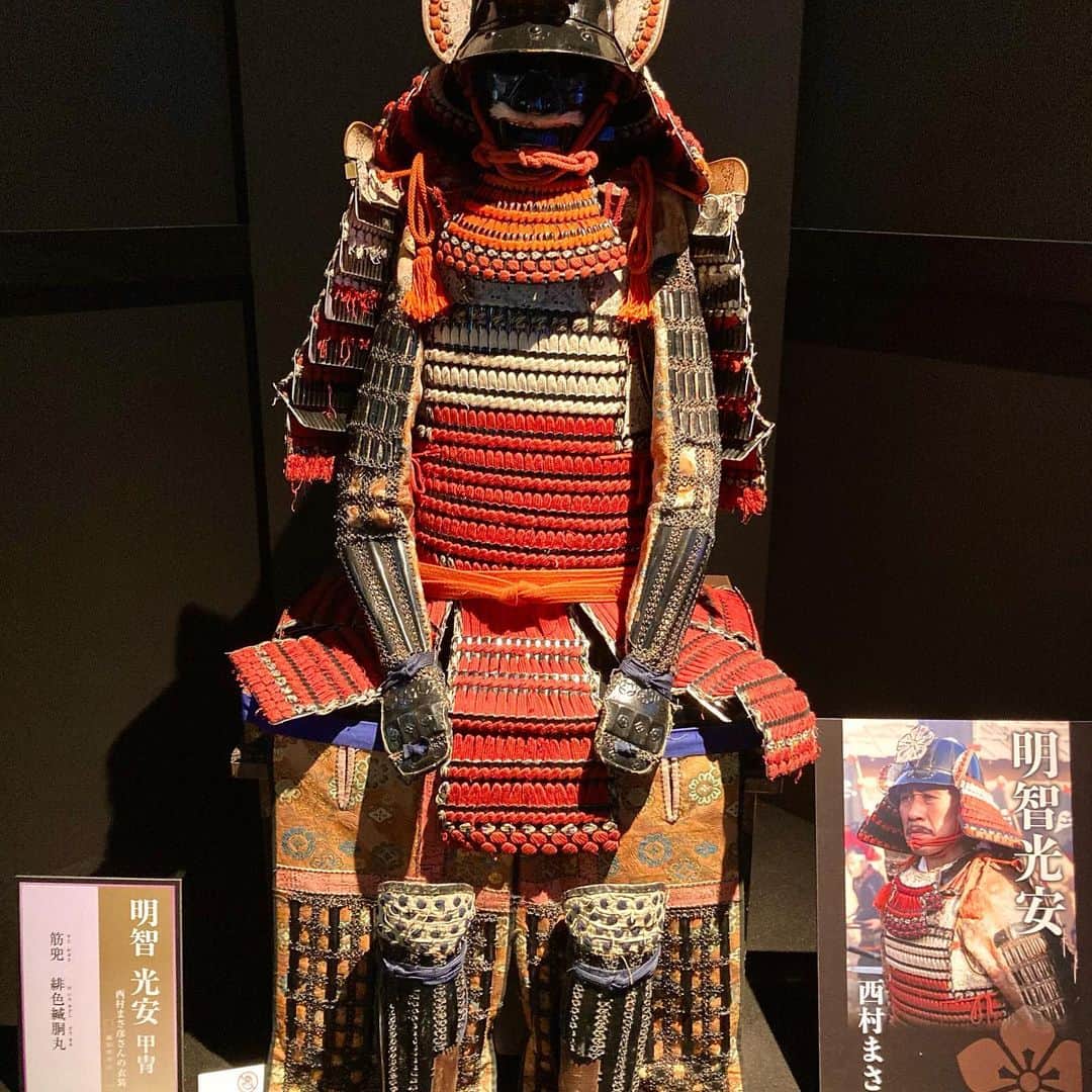 永倉由季さんのインスタグラム写真 - (永倉由季Instagram)「.﻿ .﻿ ﻿ 『麒麟がくる 京都大河ドラマ館』最終日。﻿ 　　　　　　　　　　　　　　﻿ 「明智光秀は、何者なのか？」も﻿ さることながら﻿ 　　　　　﻿ セリフを言いながら﻿ 殺陣さばきをする俳優さんや﻿ 　　　　　　　　　　　　　　　　﻿ 映像チーム﻿ 裏方さんと言われる方々に至るまで﻿ 　　　　　　　　　　　　　　　　　　　　　　　﻿ プロの結集で生まれる﻿ 大河ドラマの凄さを﻿ 目の当たりにすることができました⚔﻿ 　　　　　　　　　　　　　　　　　　　　﻿ 長谷川博己さん﻿ カッコいいなぁ✨デレデレ﻿ 　　　　　　　　　　　　　﻿ ────────────────────﻿ ✅詳しくはアメブロにて ⬇︎トップリンクより﻿ ﻿ http://ameblo.jp/naga-yuki﻿ ﻿ #麒麟がくる　#大河ドラマ　#明智光秀　#京都　#大河ドラマ館　#殺陣　#剣術　#衣装　#映像　#台本　#プロ集団　#長谷川博己  さん　#戦国革ブレスレット」2月9日 23時29分 - yuki_nagakura67
