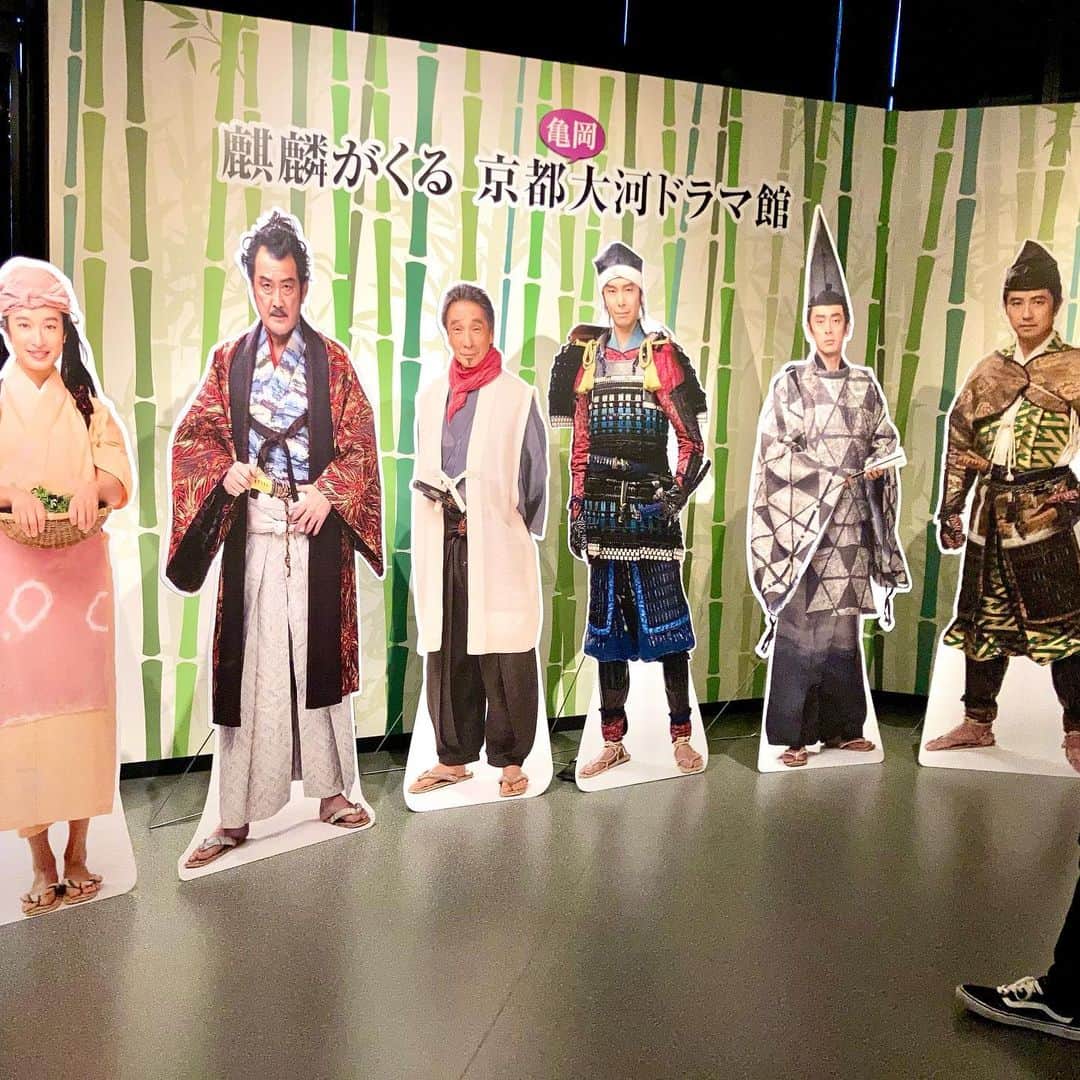 永倉由季さんのインスタグラム写真 - (永倉由季Instagram)「.﻿ .﻿ ﻿ 『麒麟がくる 京都大河ドラマ館』最終日。﻿ 　　　　　　　　　　　　　　﻿ 「明智光秀は、何者なのか？」も﻿ さることながら﻿ 　　　　　﻿ セリフを言いながら﻿ 殺陣さばきをする俳優さんや﻿ 　　　　　　　　　　　　　　　　﻿ 映像チーム﻿ 裏方さんと言われる方々に至るまで﻿ 　　　　　　　　　　　　　　　　　　　　　　　﻿ プロの結集で生まれる﻿ 大河ドラマの凄さを﻿ 目の当たりにすることができました⚔﻿ 　　　　　　　　　　　　　　　　　　　　﻿ 長谷川博己さん﻿ カッコいいなぁ✨デレデレ﻿ 　　　　　　　　　　　　　﻿ ────────────────────﻿ ✅詳しくはアメブロにて ⬇︎トップリンクより﻿ ﻿ http://ameblo.jp/naga-yuki﻿ ﻿ #麒麟がくる　#大河ドラマ　#明智光秀　#京都　#大河ドラマ館　#殺陣　#剣術　#衣装　#映像　#台本　#プロ集団　#長谷川博己  さん　#戦国革ブレスレット」2月9日 23時29分 - yuki_nagakura67