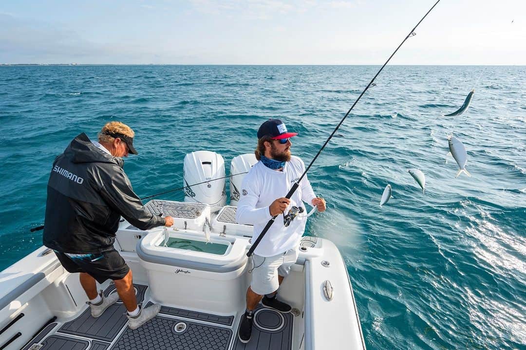 シマノ｜Fishingのインスタグラム：「Making Bait. The @intothebluetv crew loads up the wells before getting back to their regularly scheduled programming.  #FishShimano #ShimanoTwinPower #OffshoreFishing 📸: @jasonstemplephoto」