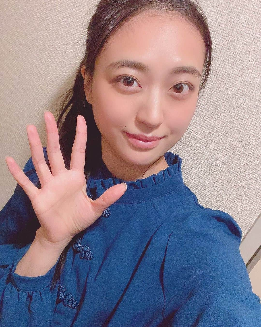 佐藤里菜さんのインスタグラム写真 - (佐藤里菜Instagram)「【Hitotsuyama Racing オーディション】 ・ 配信アプリ｢マシェバラ｣フリー配信来てくださったみなさんありがとうございました！ 1部はわいわいお話して、2部では一緒にもぐもぐタイム楽しかったです😊 このご時世なので、たくさんの方とご飯を食べているみたいで嬉しかったです！ ・ ・ 応援してくださったみなさんありがとうございます😌 もっともっと応援してもらえるように頑張っていきますのでこれからもよろしくお願いします！ ・ ・ 明日もフリー配信を行います！ 時間が決まり次第、ストーリーでお知らせしますのでぜひ遊びに来てください！！ ・ ・ オーディション期間 2/8(月)0:00~2/20(土)23:59 ネットファン投票も1日1回所定のサイトから投票ができますので、ぜひ投票もよろしくお願いします！ プロフィールにあるURLから詳細、ネットファン投票のサイトもありますのでそちらをご覧下さい！ ・ ・ 1時間ってあっという間😳 明日もたくさんお話したいな。 おでこピカピカ✨ ・ ・ ・ #オーディション #レースクイーン #レーシング #マシェバラ #フリー配信 #もぐもぐタイム #モグモグ配信 #ありがとう #佐藤里菜 #さとりな #ちゃんり #rina #promotionalmodel #circuit #japan #followｍe」2月9日 23時33分 - satoo_rina