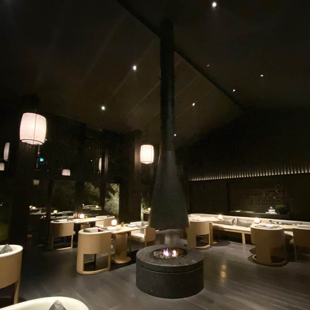 長谷川朋美さんのインスタグラム写真 - (長谷川朋美Instagram)「@aman_kyoto のSPAとDINNER﻿ ﻿ ホテルに行ったら必ず﻿ #SPA に行くようにしています😊  私の場合、仕事のインスピレーションや 世界観づくりのヒントはこうしたところから。 ﻿ #アマン京都 のSPAのお気に入りは﻿ なんといっても香りとコンセプト。﻿ （#aman のブランディングが大好き♡） ﻿ #和アロマ をふんだんに使用し﻿ お部屋の香りは茶葉を焚いている。﻿ ﻿ その香りと煙に心から癒され﻿ #マインドフルネス を感じる時間。﻿ ﻿ 今回コロナでメニューの﻿ 制限など一部ありましたが、﻿ 次回はあたたかい時期にきて﻿ #ガーデンヨガ や#座禅 なんかもしたいな🧘‍♀️﻿ ﻿ #DINNER は季節の野菜を﻿ 使ったフレンチ。﻿ ﻿ 味や見た目も美しく﻿ 食器のコーディネートも大変参考になりました✨  こちらもあたたかい時期はガーデンテラスで ディナーもできるのでまた絶対くる❣️  #備忘録 #kyoto #京都 #zen #禅 #retreat #relax #luxury #mindfulness #マインドフルネス」2月9日 23時34分 - hasegawa.elena.tomomi