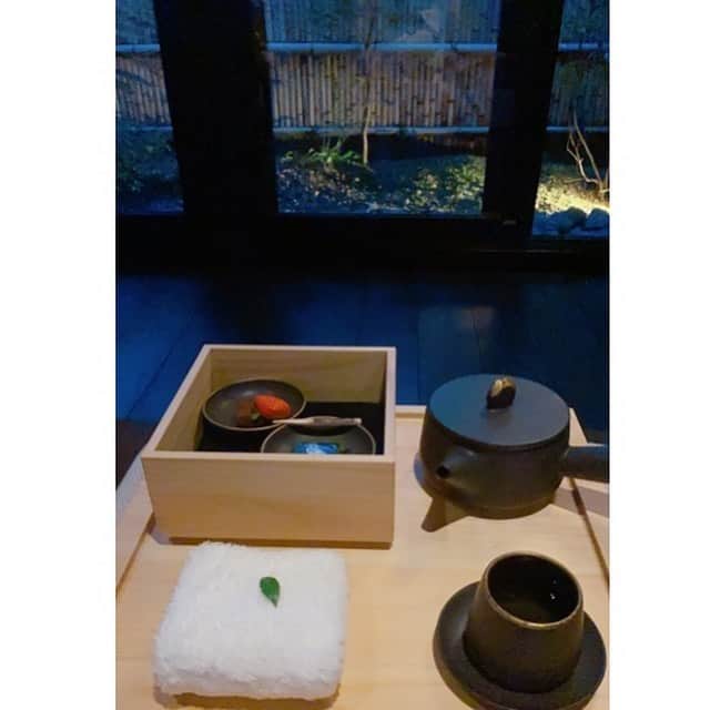 長谷川朋美さんのインスタグラム写真 - (長谷川朋美Instagram)「@aman_kyoto のSPAとDINNER﻿ ﻿ ホテルに行ったら必ず﻿ #SPA に行くようにしています😊  私の場合、仕事のインスピレーションや 世界観づくりのヒントはこうしたところから。 ﻿ #アマン京都 のSPAのお気に入りは﻿ なんといっても香りとコンセプト。﻿ （#aman のブランディングが大好き♡） ﻿ #和アロマ をふんだんに使用し﻿ お部屋の香りは茶葉を焚いている。﻿ ﻿ その香りと煙に心から癒され﻿ #マインドフルネス を感じる時間。﻿ ﻿ 今回コロナでメニューの﻿ 制限など一部ありましたが、﻿ 次回はあたたかい時期にきて﻿ #ガーデンヨガ や#座禅 なんかもしたいな🧘‍♀️﻿ ﻿ #DINNER は季節の野菜を﻿ 使ったフレンチ。﻿ ﻿ 味や見た目も美しく﻿ 食器のコーディネートも大変参考になりました✨  こちらもあたたかい時期はガーデンテラスで ディナーもできるのでまた絶対くる❣️  #備忘録 #kyoto #京都 #zen #禅 #retreat #relax #luxury #mindfulness #マインドフルネス」2月9日 23時34分 - hasegawa.elena.tomomi