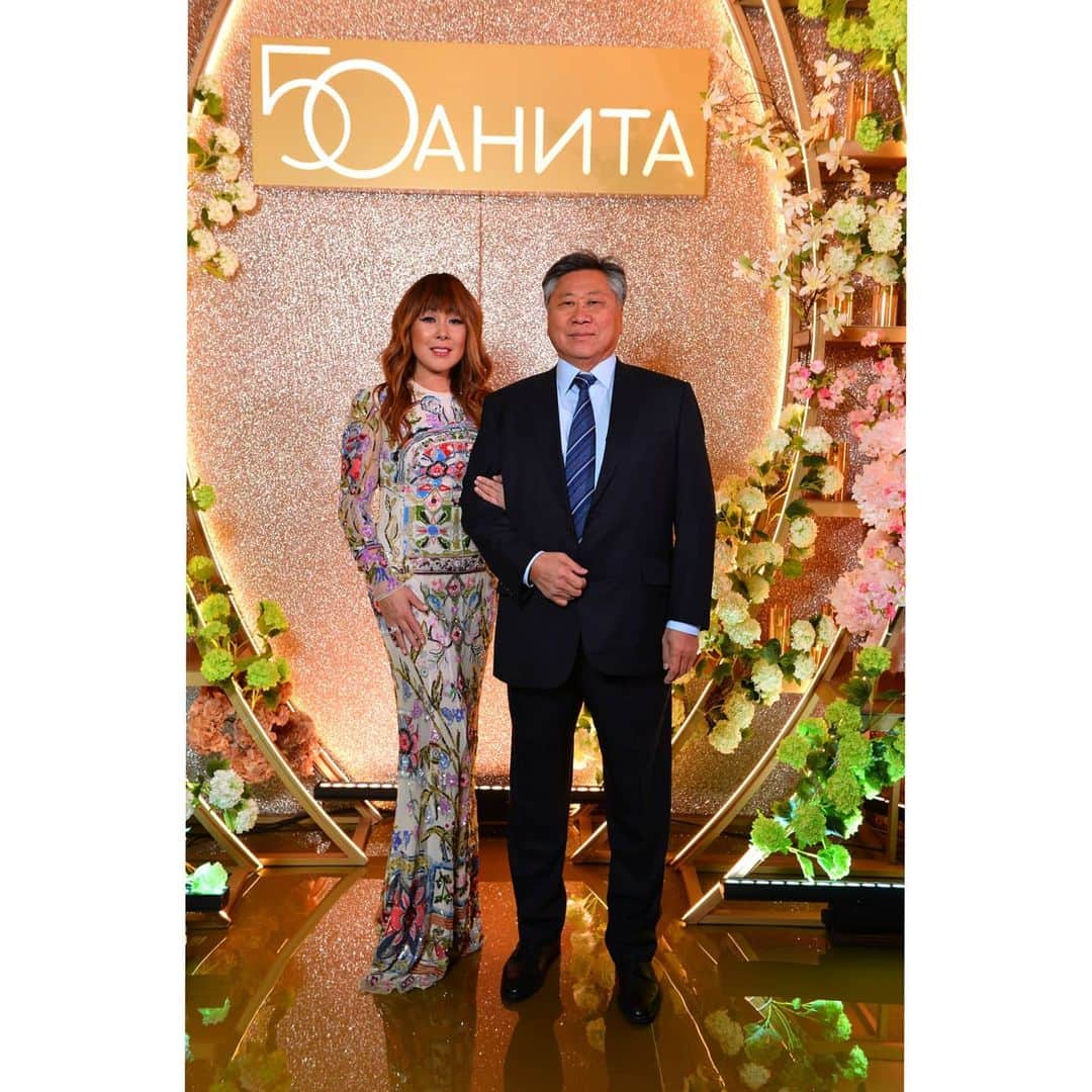 アニータ・ツォイさんのインスタグラム写真 - (アニータ・ツォイInstagram)「Привет, любимые! Всё! Отгуляла свой юбилей! Три дня музыки, света, душевной теплоты от семьи, друзей и поклонников! Если вам интересно, могу поделиться фоточками и видео?😉❤ #50кеан」2月9日 23時35分 - anitatsoy