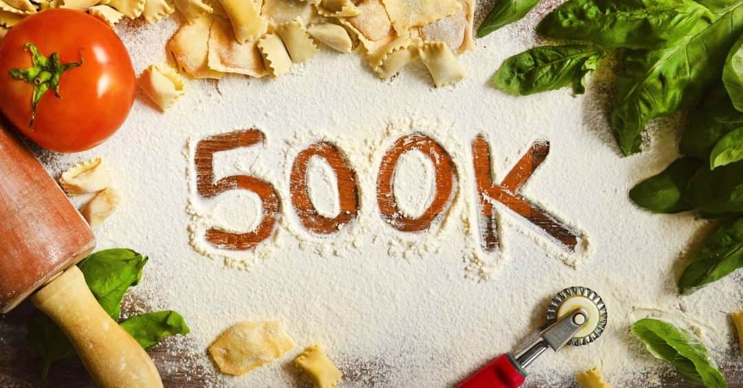 Eataly Brasilさんのインスタグラム写真 - (Eataly BrasilInstagram)「Ciao a tutti! Siamo 500 mil Eatalyanos! 🇮🇹❤️  Somos o primeiro Eataly do mundo com meio milhão de seguidores no Instagram, e não poderíamos descrever esse momento com outro sentimento a não ser GRATIDÃO!  Desde nossa chegada ao Brasil foram 5 anos de muito trabalho para espalhar, difundir e compartilhar o amor pela comida e pela arte de comer bem. Por aqui valorizamos o que é feito artesanalmente. Nos encanta saber as origens, histórias e os cuidados das pessoas que produzem a boa comida, seja no plantio, na produção ou no preparo. Para nós a comida é sinônimo de união, e os momentos que nascem ao redor da mesa ficam gravados pra sempre.  Obrigado por tornar isto possível, Eatalyano. Nossa casa é aberta para todos! E esperamos que ela continue sendo sempre o seu ponto de encontro quando o assunto é gastronomia.  Dedicamos esta conquista a vocês! Ao longo dos dias realizamos algumas enquetes nos stories, pedindo a opinião dos seguidores para uma promoção de comemoração. E agora, como forma de agradecimento, atenderemos ao pedido. A cada semana, até 08/03, no restaurante Pasta & Pizza apresentaremos um prato especial de massa com preço promocional.  Inaugurando as duas primeiras semanas o prato da vez é o Ravioli alla Norma - Massa fresca da casa recheada com berinjela e ricota de búfala Vitalatte, molho de tomate, manjericão e uva passa. Visite-nos e prove este clássico por apenas R$38,00.  Grazie mille! La nostra storia continua! Rumo a um milhão de Eatalyanos no Brasil.  #eataly #eatalybrasil #eatalysp #500k #orgulhodesereatalyano」2月9日 23時36分 - eatalybr