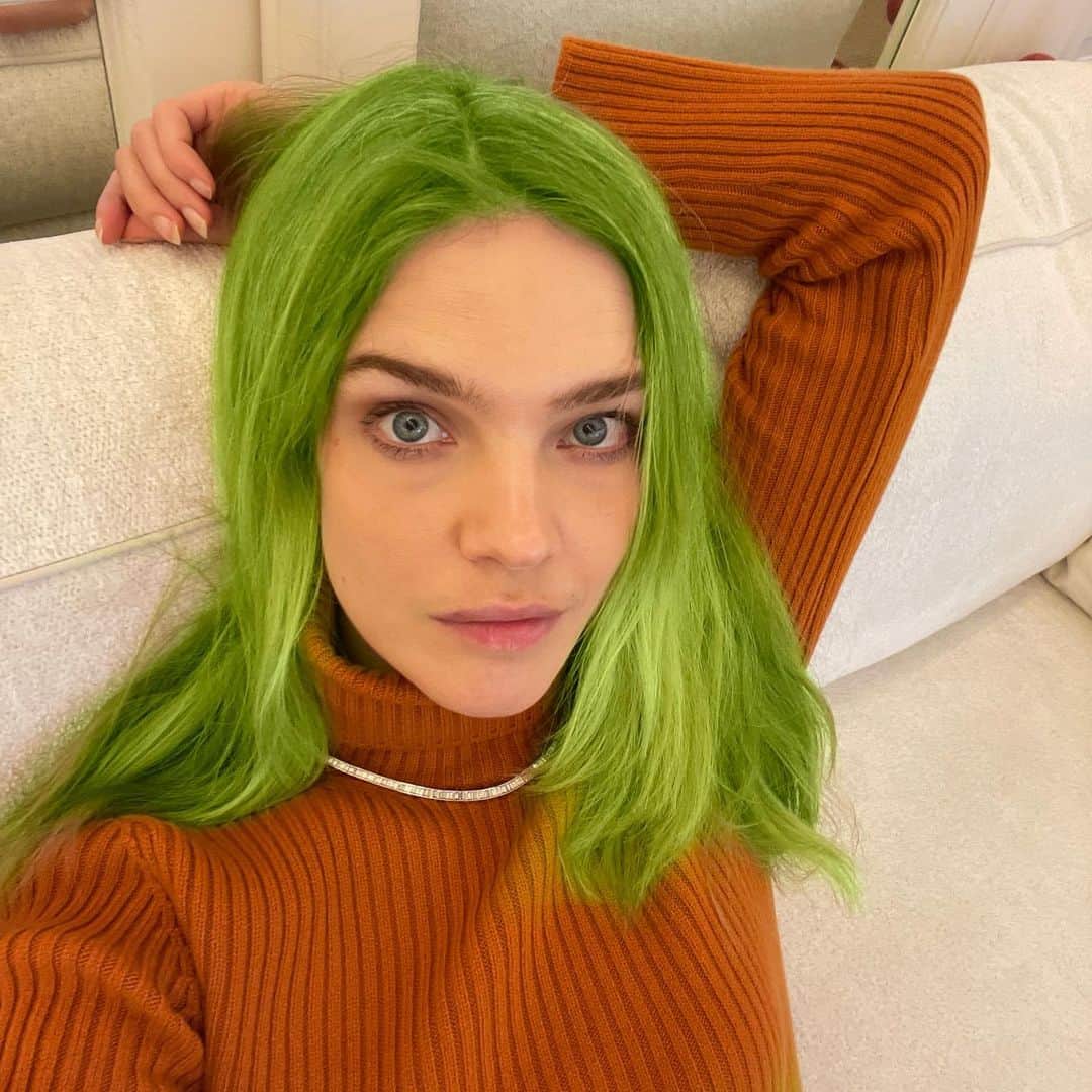 ナタリア・ヴォディアノヴァのインスタグラム：「i needed a little fun and played with #lensa what’s your fav color? 🧡💛💚💜➡️➡️➡️」