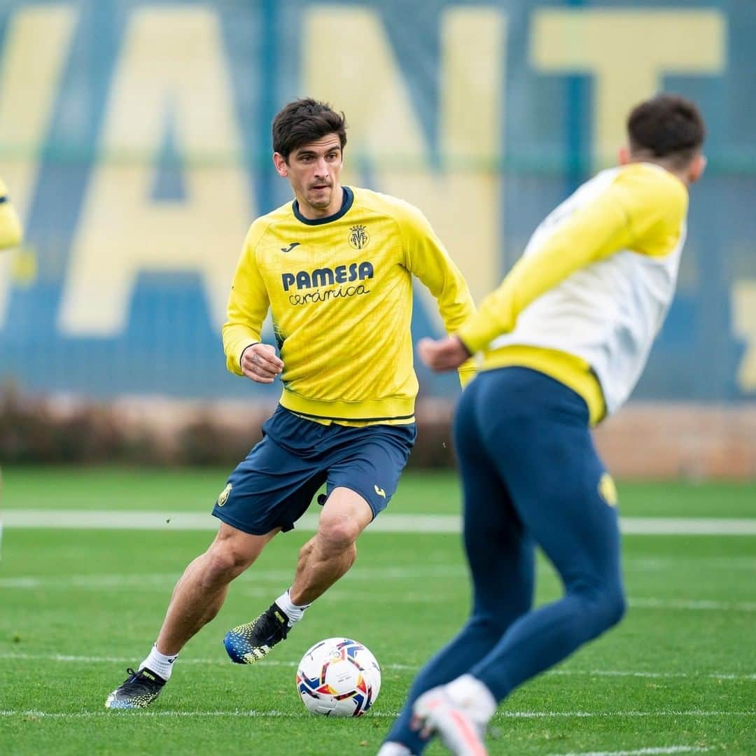 ビジャレアルCFのインスタグラム：「¡El Submarino ya prepara el #Villarreal 🆚 @realbetisbalompie del próximo domingo!  👉 21.00h, Estadio de la Cerámica, en directo por @movistarplus.  The Submarine are now preparing for #Villarreal 🆚 @realbetisbalompie this Sunday!  👉 9pm CET, Estadio de la Ceràmica, live on LaLigaTV in the UK and Ireland.  #Villarreal #futbol #soccer #football #submarino」