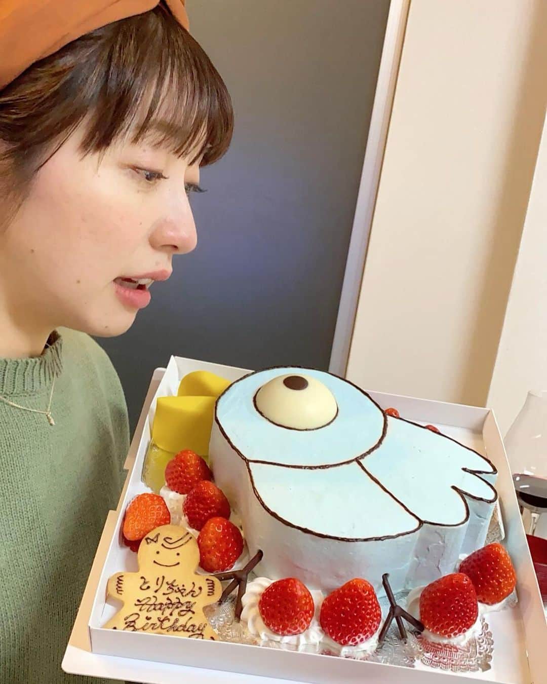 鳥越佳那のインスタグラム：「ものすごく目が合う...👀✨✨  トレードマーク(？)にしている鳥を 立体的なケーキにしていただきました🍰❤️  イラストが 見事に再現されてる...嬉しいです😭♡  立体的になると 本当に、かわいい... そして、おいしい😋♡  Poronさん、 ありがとうございました😳❤️  #ポロン #poron #鳥 #友人たち に #感謝」