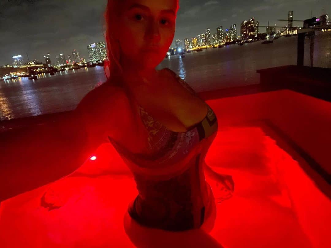 クリスティーナ・アギレラさんのインスタグラム写真 - (クリスティーナ・アギレラInstagram)「Miami nights」2月10日 10時36分 - xtina