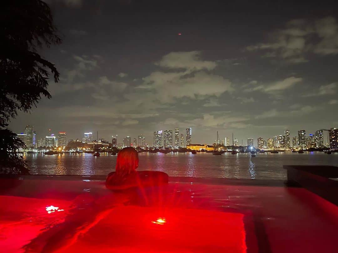 クリスティーナ・アギレラさんのインスタグラム写真 - (クリスティーナ・アギレラInstagram)「Miami nights」2月10日 10時36分 - xtina