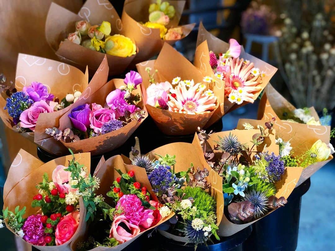 アンヘロ・カロ・ヌエバスのインスタグラム：「本日も17時までよろしくお願いします。  #flowers  #花のある暮らし  #flowershop  #花屋」