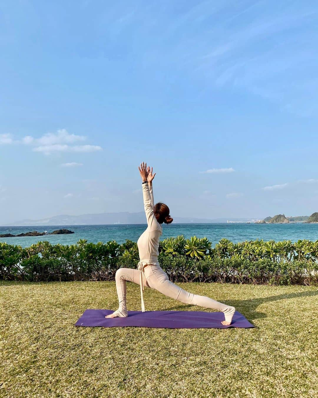 宮崎沙矢加さんのインスタグラム写真 - (宮崎沙矢加Instagram)「Recent,I feel so grateful to was able to teach Yoga Where i want.Look up and get precious things🧘‍♀️🕉 . . . 私が世界で一番好きなホテル🤍でのヨガティーチは夢だったからただただ嬉しい。 沖縄に来てから毎日素敵な出逢いと周りに居てくれる人達の支えに日々感謝です🙏💕 #yoga #yogateacher #okinawa #earth #follow #love #yogapractice #meditation #yogalife #alo #aloyoga #hotelyoga #alomoves #yogaburn #yogini #沖縄　#ホテルヨガ　#ビーチヨガ　#ヨガインストラクター」2月10日 9時01分 - sarah___audrey