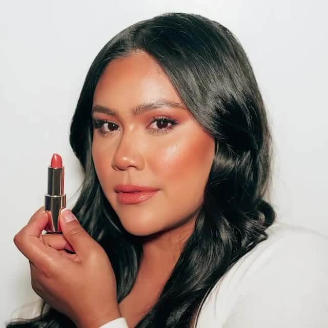 BECCAのインスタグラム：「@Sarasowse is here with your perfect reason to buy another nude lipstick (as if you needed one.) 💄💄💄  Sarah says "I know what you may be thinking, another nude?! But who isn’t on an endless hunt to find all the great nudes whether you have one already or not? You can never have too many and a great formula is e v e r y t h i n g!⁣" ⁣ Sarah wears Ultimate Lip Definer in Pouty + Ultimate Lipstick Love in Dune for her perfect nude lip combo. 💋  - #BECCAcosmetics #ownyourlight #Ultimatelipsticklove #glam #lippie」
