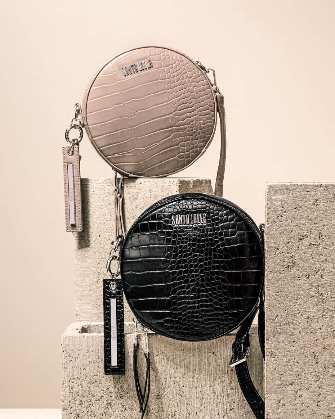 Santa Lollaのインスタグラム：「O shape redondo traz um toque de vanguarda para a bolsa tiracolo do dia a dia. Com acabamento em textura croco, esse modelo promete fechar com estilo qualquer produção. [ R$249,90 cada ] #santalollaverao21 #SLhandbags #croco #roundbag」