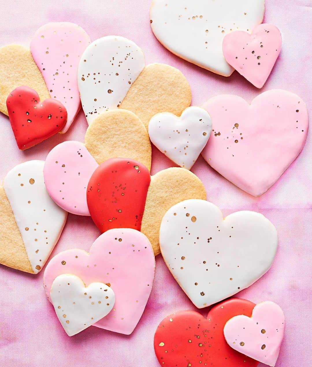 マーサ・スチュワートさんのインスタグラム写真 - (マーサ・スチュワートInstagram)「Our Valentine's Day sugar cookies are super-simple to bake and decorate in a big batch (because we know you’ve got a lot of love to give). Just submerge half of a heart in icing and scrape off the bottom on the bowl's edge. For gold specks, dot on edible luster dust mixed with a bit of lemon. Get the recipe at the link in bio! #homeschoolwithmartha 📷: @chelseammc」2月10日 9時07分 - marthastewart