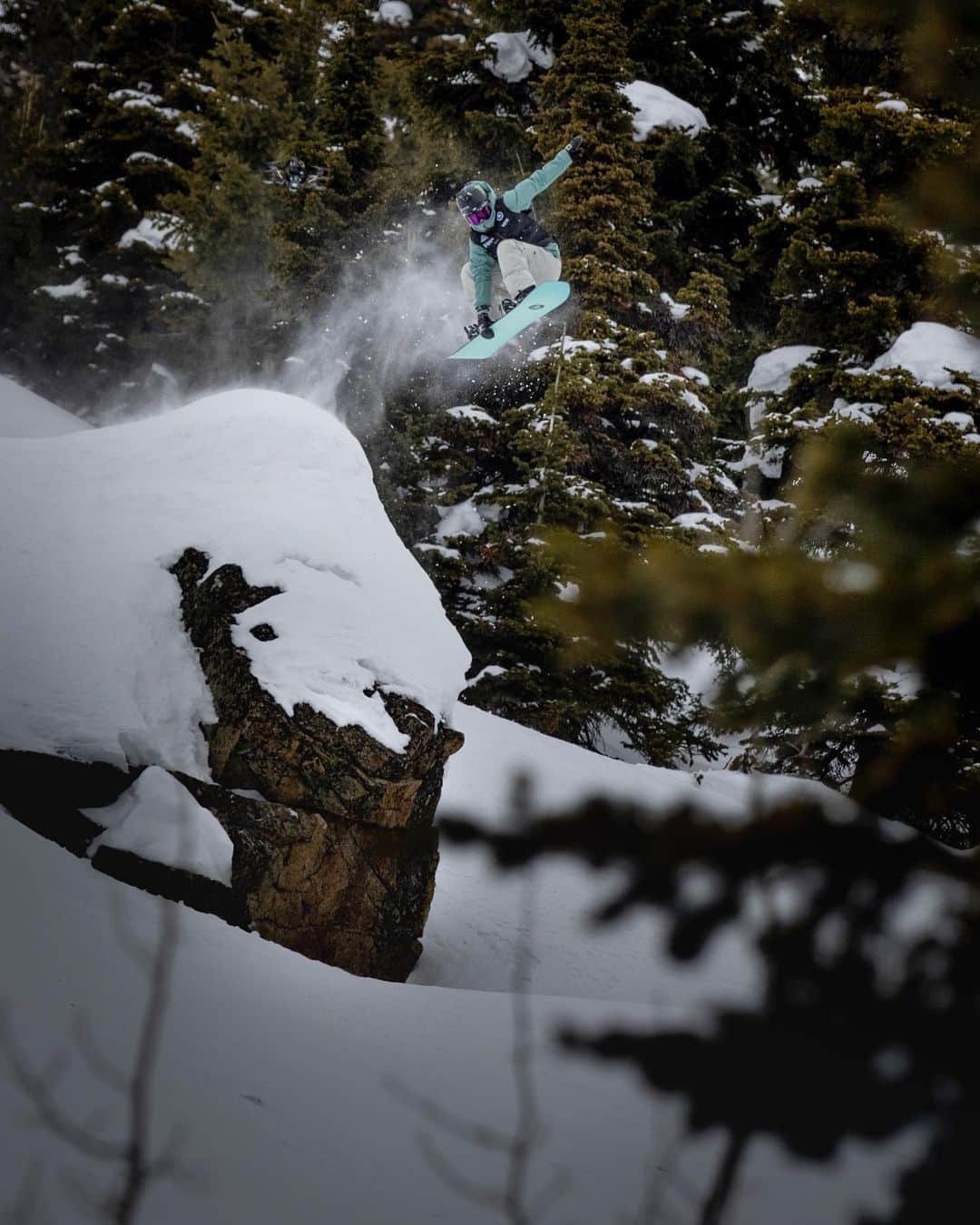 アナログクロージングさんのインスタグラム写真 - (アナログクロージングInstagram)「Jake would be proud. Not only for the riders, but for snowboarding in its entirety. Shout out to @zoisynnott and @markmcmorris for the wins, and to @ben_ferguson & @mikkel_bang for progressing snowboarding so much in a single day🏆   Congrats to the #BurtonTeam for sweeping all of the qualifying spots and moving onto finals in Alaska.  Thank you @travisrice and the entire @naturalselection team for bringing this event to our community.  #RideOnJake  Full results: 🥇: @zoisynnott  🥈: @marion_haerty  🥉: @hibeams   🥇: @markmcmorris  🥈: @ben_ferguson  🥉: @mikkel_bang」2月10日 9時14分 - burtonsnowboards