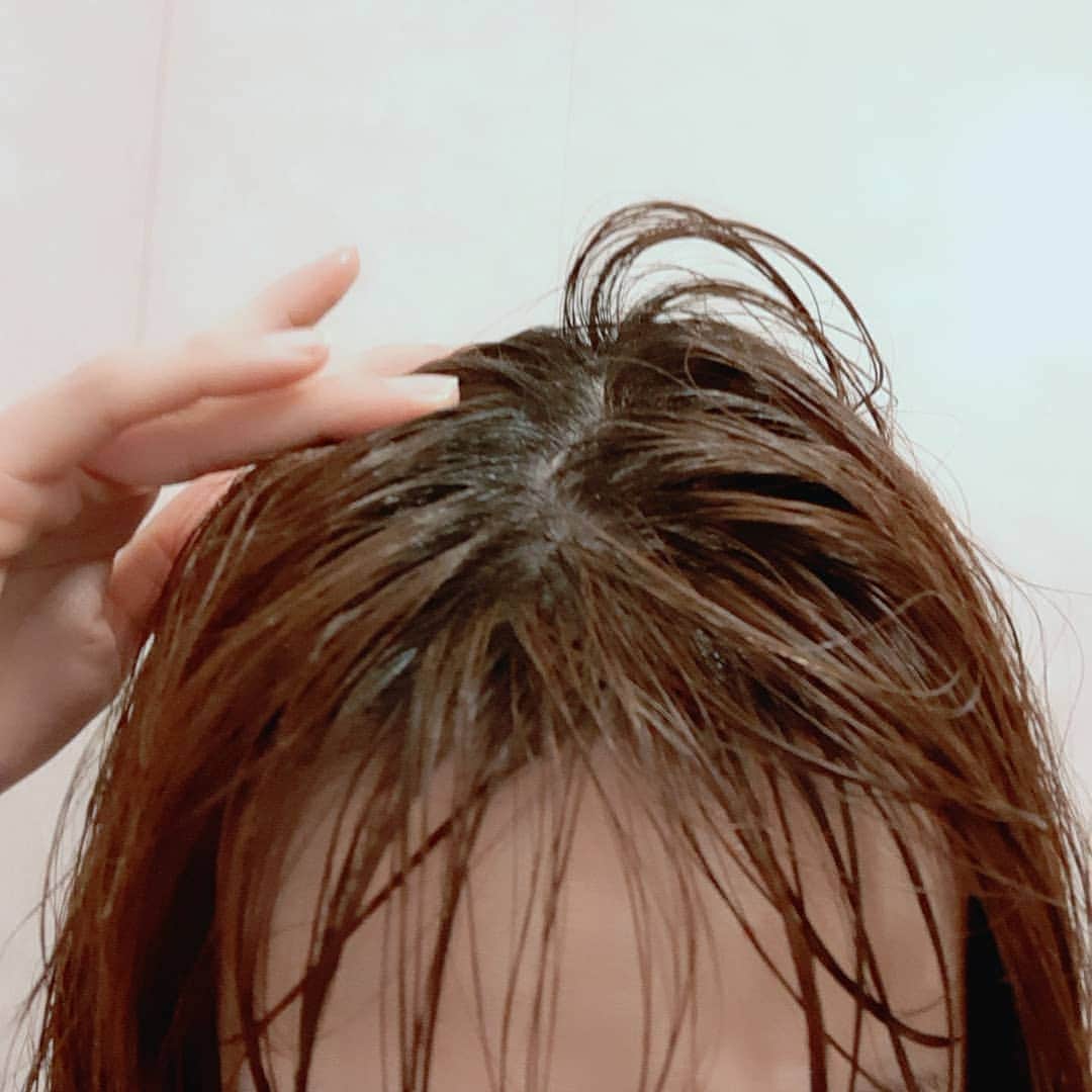 藤原宏美（ひろみん）さんのインスタグラム写真 - (藤原宏美（ひろみん）Instagram)「【わずか7秒で頭皮と髪の同時ケアができる韓国美容が日本上陸】  美容大国である韓国で人気のヘアケア！ と聞いて、使ってみることに😊  シャンプー後、頭皮に塗布して、マッサージ👍  クリーム状に変わったら 髪全体になじませて、 ７秒後に洗い流すだけ❤️  もっと泡立つのかな？と、 想像していたクリーム感とは違ったけれど、 マッサージ効果もあって すごくすっきり！！  ドライヤーで乾かした後は、 トップがふんわり、ハリが出てる？  ビックリしたのは夫から 「あれ？髪の毛セットしてから寝るん？」 と指摘された事。  え！？そんなに違う？？🤣  いつも通り、ざっと乾かしただけなのに、 確かにおさまりあるサラサラヘアに😍  さすが韓国美容は本物だわ～🌟  @headspa_7   #headspa7 #ヘッドスパセブン #7秒でサロンクオリティ #7秒おうちスパ #monipla #esmile_fan #シャンプー #ディープクレンジング #藤原宏美 #バスタイム #ヘッドクレンジング #ヘアケア #頭皮ケア #美髪ケア #美容 #美 #beauty #韓国美容 #ハリ #コシ #ツヤ #ひのき #キューティクル #お花のある暮らし  #生花が好き」2月10日 9時16分 - hiromint7