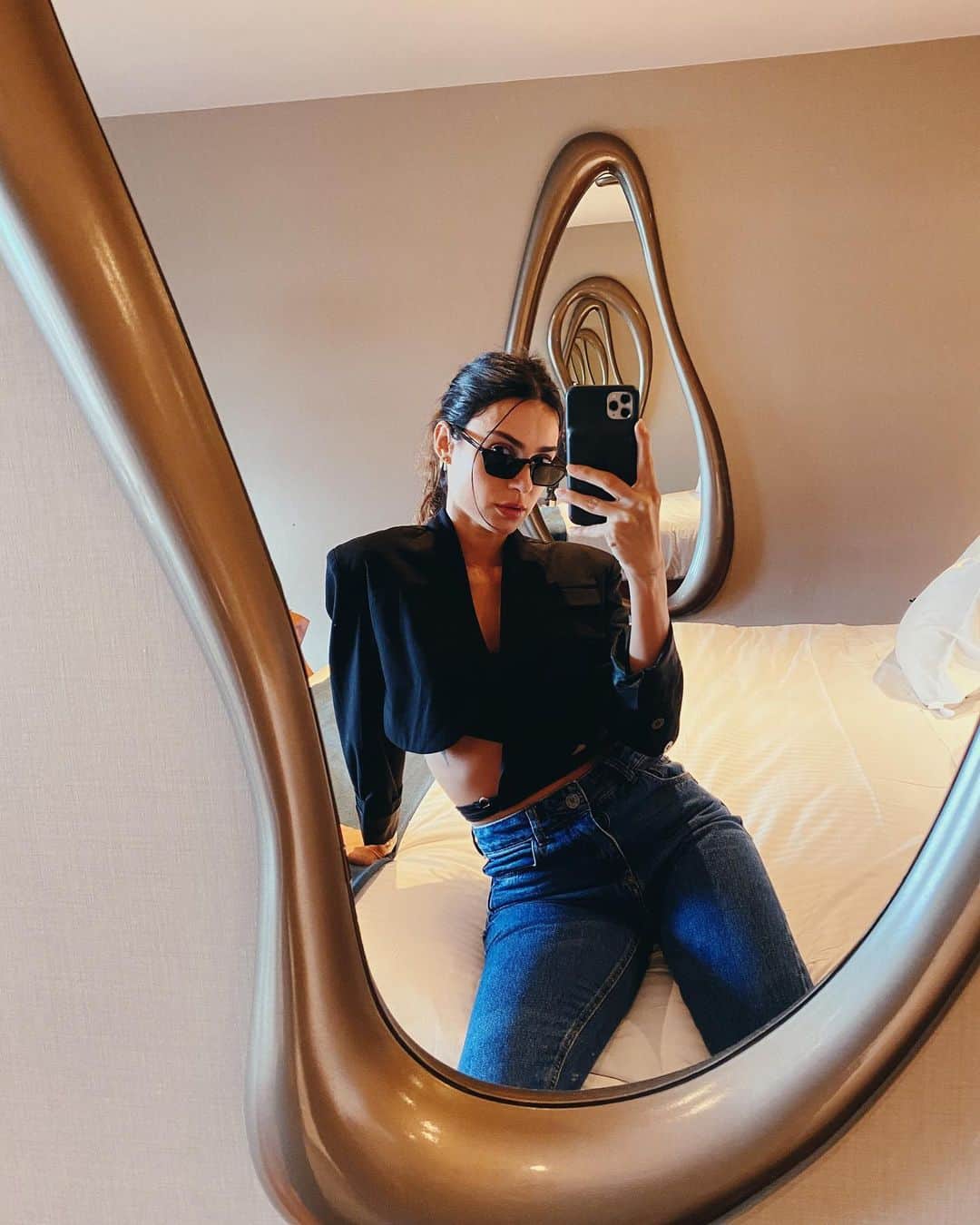 Thaila Ayalaのインスタグラム：「Tirando a roupa mofada do armário!!!」