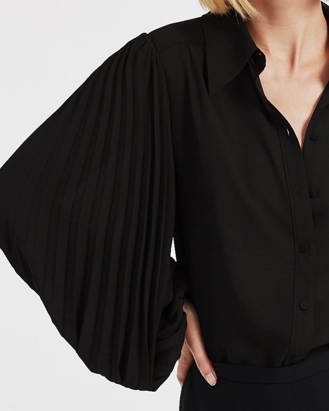 ミリーさんのインスタグラム写真 - (ミリーInstagram)「About that blouse.  #pleats #classicstyle #wardrobestaples」2月10日 9時21分 - milly