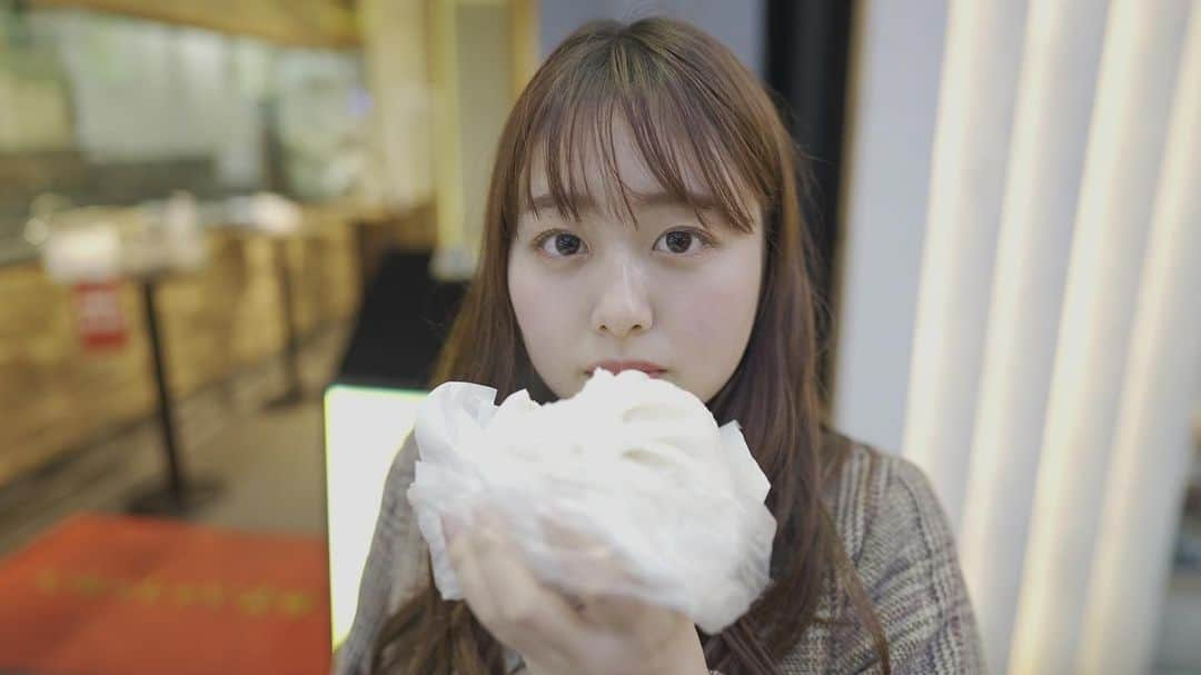 犬塚花菜子さんのインスタグラム写真 - (犬塚花菜子Instagram)「肉まん食べたよ🤤  今日も投票マイスタよろしくお願いします！！✨  #ミスコン #ミスオブミス #撮影モデル #サロモ #投票」2月10日 9時27分 - ms2_obirin20