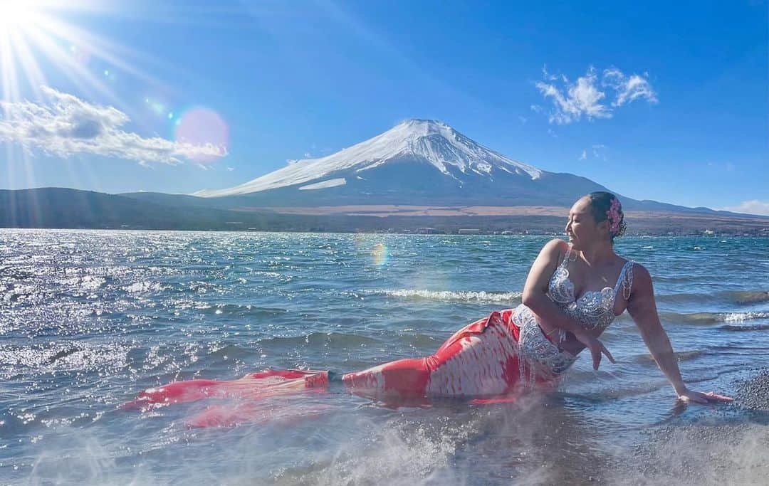 舘林佳史のインスタグラム：「✨シンクロナイズドスイマーYukineさんが海外向けにと日本の富士山と鯉の人魚を山中湖で撮影してきました😱💦🧜‍♀️✨   良い子は真似しないで下さい😭  誰でも物語の主人公になれるをキャッチコピーに﻿ ドラマや映画の物語のワンシーンの様なDramaticStoryPhot﻿ と言う名前で活動作品作りをしています。﻿ ﻿ 大好評のドラマティックフォトのご依頼は﻿ このクオリティーで30000円〜(ほぼ諸経費)﻿ で受け賜わっています)^o^( ﻿ 素敵な作品を一緒に作りたい！﻿ コラボレーションしたい 美容師・メイクアップアーティストさん ・服飾デザイナーさんクリエイターさんも随時募集中です✨﻿ ﻿ お姫様になりたい👸﻿ 物語の主人公になってみませんか^ ^⁉︎﻿ ﻿ たった一枚の写真で人生が変わる‼️﻿ ﻿ ✨作品作り体験モデルに興味がある方 ﻿ ドラマティックフォト依頼 撮影依頼 ﻿ 体験モデル募集﻿ ①お名前②地域③年齢④身長⑤LINE ID⑥応募理由やお問い合わせ内容⑦最近の髪型スタイルの分かる写真をDMまたはLINE ID510661下さい✨﻿ 📩﻿ モデル宣材撮影 コンポジ Book作り プロフィール撮影 ブライダルフォト記念撮影 衣装レンタル 成人式 着物 ドレスロケーションフォト スチール サロンモデル撮影 写真集等撮影のご依頼何でもお気軽にお問い合わせDM下さい✨📩 ﻿ ﻿ #シンクロナイズドスイミング  #富士山 #Japan #山中湖 #人魚 #映画のワンシーン﻿ #インスタ映えスポット﻿ #ファンタジー﻿ #ドラマチック﻿ #観光スポット #フリーモデル#ドラマティックストーリーフォト#インスタ映え#作品作り #撮影依頼#講習会#シューティング#撮影依頼募集中 #ファインダー越しの私の世界 #写真を撮るのが好きな人と繋がりたい  #ストロビスト#ポートレート#ポートレートモデル#モデル募集#被写体#ロケーションフォト#カメラマン#フォトグラファー#photographer」