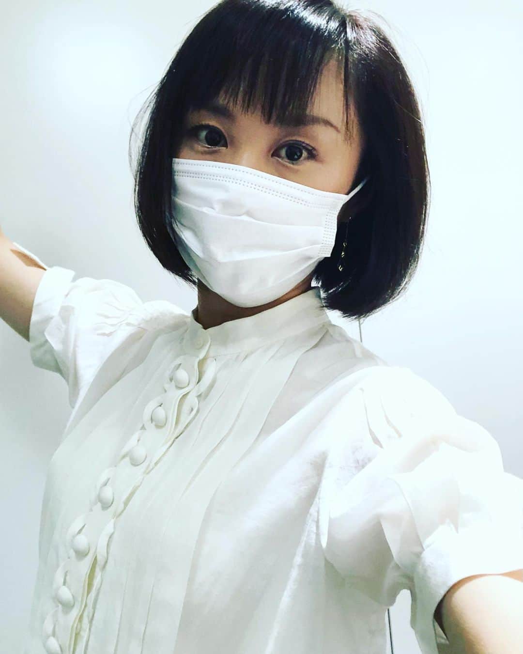 山口もえのインスタグラム：「・  お気に入りのブラウス 数年前に・・・ 渡辺満里奈さんから 譲り受けたものなんです😍💓 私の宝物✨ いざ！！って時に着てます♡♡♡  #philliplim #3.1 Phillip Lim #大切な服 #大先輩からのおさがりなんて #幸せすぎるやろー#❤️ #今日も元気に#いってらっしゃい」