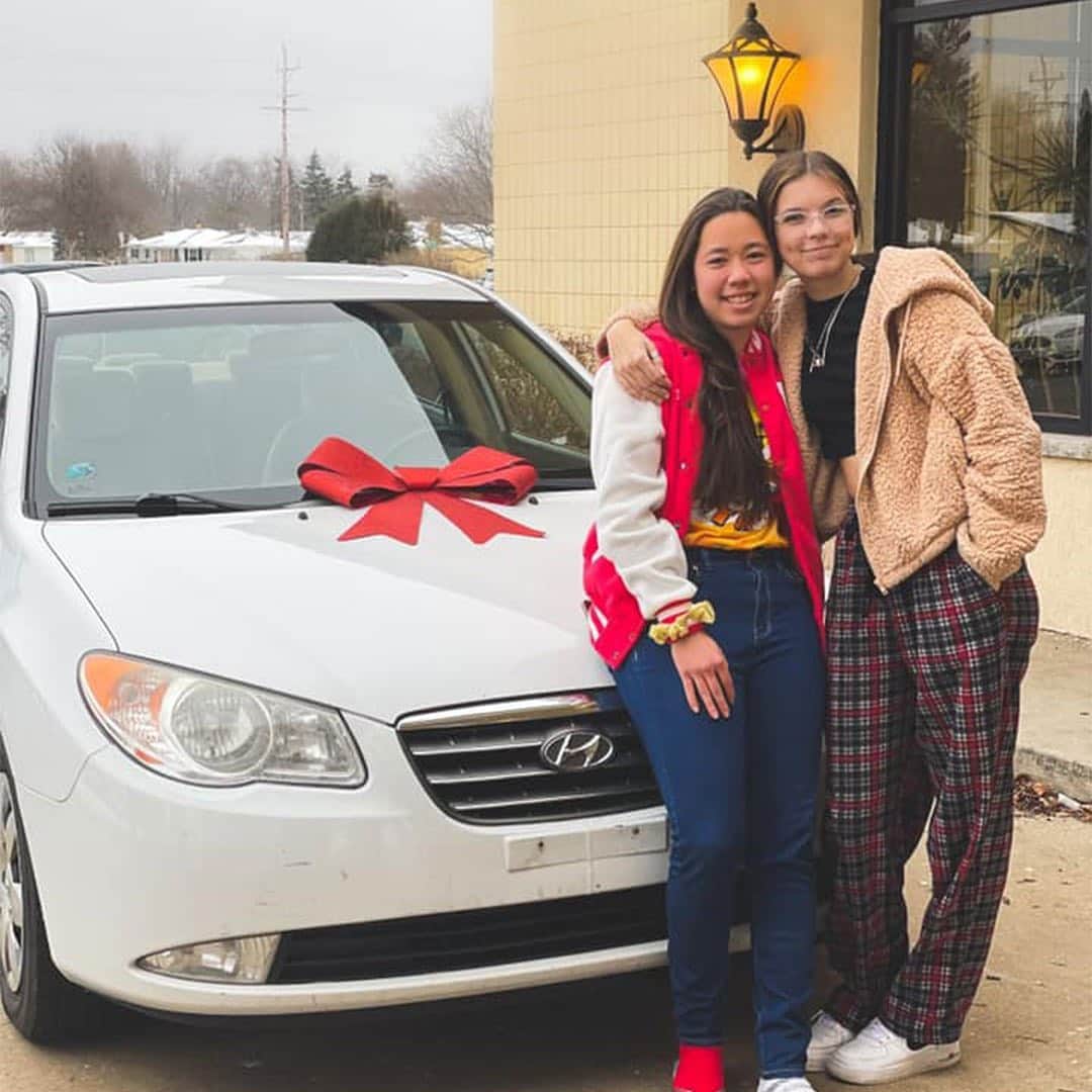 People Magazineさんのインスタグラム写真 - (People MagazineInstagram)「A Chick-fil-A employee was treated to a surprise of a lifetime when she was gifted a brand new car from her co-worker. ❤️ Hokule'a Taniguchi had been bicycling to her shift at the restaurant all winter long, and her best friend and co-worker, 17-year-old Haley Bridges, knew she was in need of a break. When the restaurant hosted a Christmas party in December, the group of friends heard a rumor there was going to be a raffle, with the grand prize being a car. "We all put one in and we're like, 'If one of us gets it, it's gonna go to her, like no matter what,'" Bridges recalled. "It was not a second thought." The dream moment came true when Bridges' own name was called when the ticket for the grand prize was drawn. "No one deserves it more," she said, "than Hoku." 🙏 Tap the bio link for the heartwarming story. 📷: Chick-fil-A Appleton/Facebook」2月10日 9時27分 - people