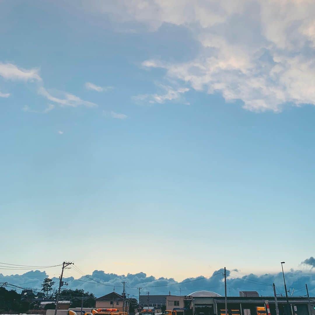髙林梢絵さんのインスタグラム写真 - (髙林梢絵Instagram)「きのうの夕方の空⛅️💎✨ 「落ちてく夕日」が見えるのは、 日本海側の特権で、だからこんな風に 夜の空と昼間の空が混じってるような… 綺麗なグラデーションが見れるのって ＂新潟の特権＂だと思う☺️💕 ・ ・ 新潟の冬は、 普段は分厚い雲で覆われていて 太陽なんて1ミリも見えないし、 青空が見えただけで感動しちゃうレベルだけど その分、こんな絶景をたまに見せて もらっちゃうと、たまらないよね🥰🥰 ・ ・ #新潟 #空 #新潟暮らし #夕日」2月10日 9時28分 - kozue__oshima
