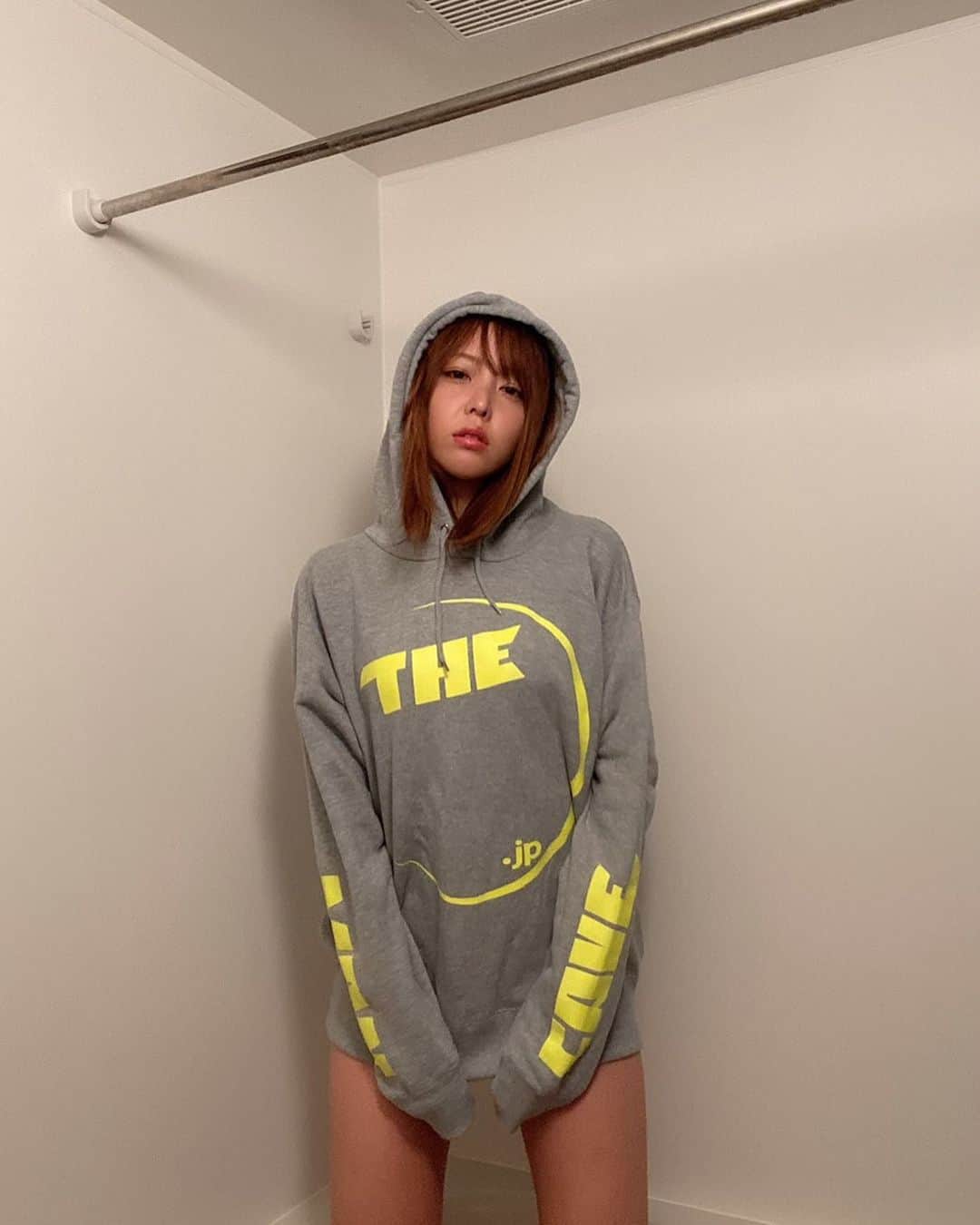 井手大介のインスタグラム：「#themancavejp のオリジナルパーカーを着てくれたのは干物グラビアでお馴染み吉野七宝実さん。パーカーの受注受付は2／14までです。ご注文はお早めに！  https://themancavejp.base.shop/」