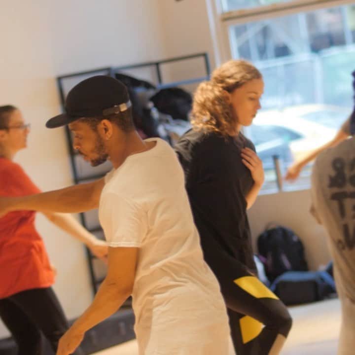 のインスタグラム：「(Pre-Covid clip)  You better pay your attention when @heatrockone mentoring you 😍😍Live stream or In-person classes are always 🔥🔥 with our amazing Instructor! Every Thursday at 6 pm , Live stream from EXPG NY .   Get your Tickets right now ✨✨ Registration is open !!! . How to book🎟 ➡️Sign in through MindBody (as usual) ➡️15 minutes prior to class, we will email you the private link to log into Zoom, so be sure to check your email! ➡️Classes will start on time, so make sure you pre register, have good wifi and plenty of space to safely dance! . . Zoom Tips🔥 📱If you plan to use your phone, download the Zoom app for the best experience. 🤫Please use the “mute” button when you are not speaking to prevent feedback. 💃You do not have to join displaying your video or audio, but we do encourage it so teachers can offer personalized feedback and adjustments. . 🔥🔥🔥🔥🔥🔥🔥🔥🔥 . #expgny #onlineclasses #newyork #dancestudio #danceclasses #dancers #newyork #onlinedanceclasses」