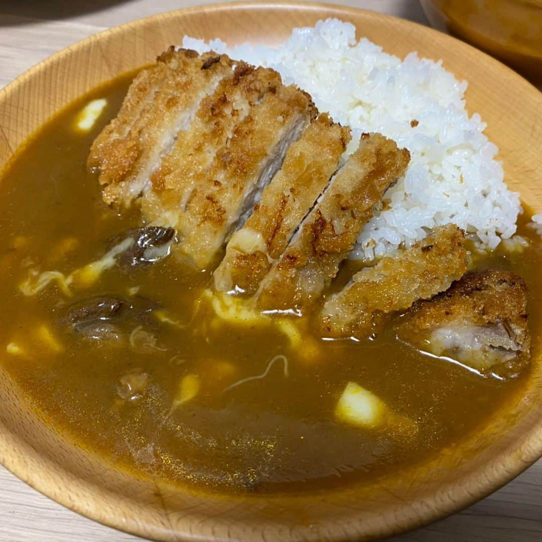 昴生さんのインスタグラム写真 - (昴生Instagram)「晩飯！！ #昨日の夜は #お取り寄せカレー！ #大阪でよく行かせてもらってた #カレー屋さんで #中崎町にある #zipangucurrycafe さん！ #和風の出汁のきいたカレーなんですが #カレーのスパイスと絶妙にマッチして #めちゃうま！ #とんかつとチーズは家で勝手に #トッピングさせてもらいました！ #お取り寄せできますので #皆さんお家で是非！ #そして今からロケで #カレーうどん食べてきます！」2月10日 9時41分 - mikikousei