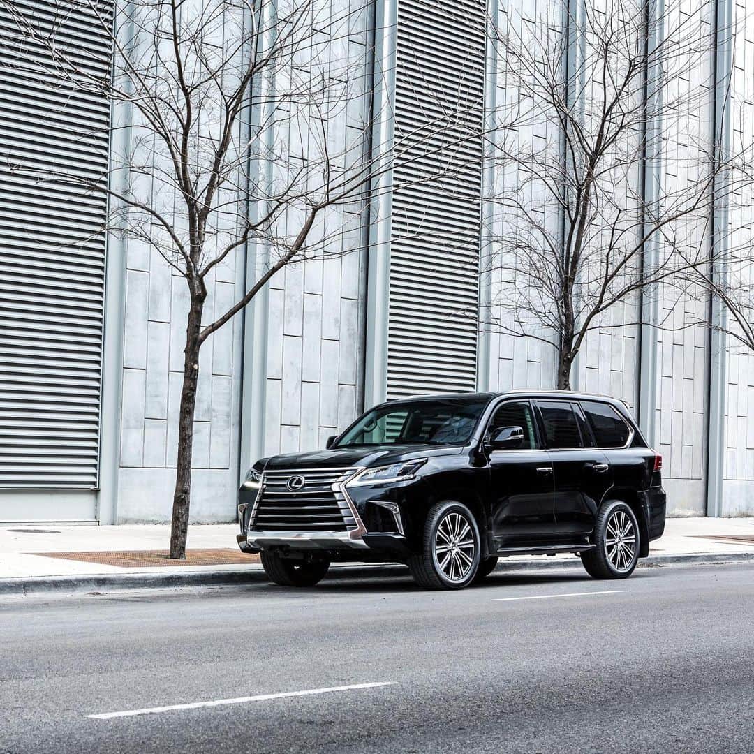 Lexus USAのインスタグラム：「Today’s lesson on takumi craftsmanship will be a visual one. #LexusLX」