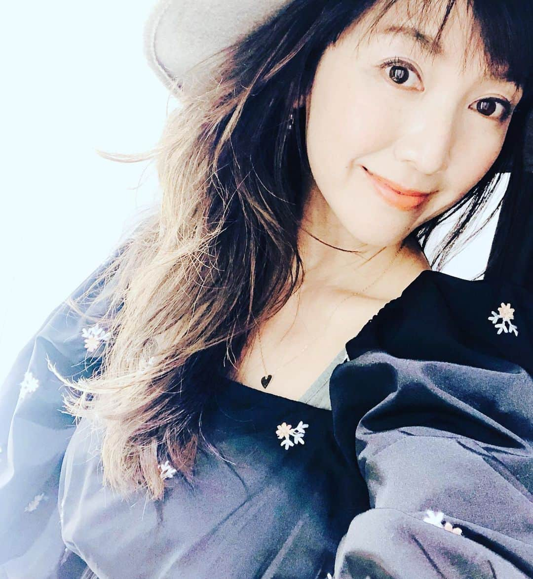 坂木優子さんのインスタグラム写真 - (坂木優子Instagram)「♡ ♡ ♡  きょうは　サロンで リモート研修会✨  日々　skin care や メイクのことを 勉強中✨  良きアドバイザーとなれるように がんばります♡  #マスクメイク  マスクをしていても　明るく イキイキした印象が大切♡  #幸福感メイク　  かけがえのないイチニチを 大切に♡  #makeup #cp #cosmetics #メイク #ビューティー #トータルサロン #フェイシャルエステ #on #美容 #艶肌 #艶肌メイク #エステティシャン」2月10日 9時42分 - beacheyuko