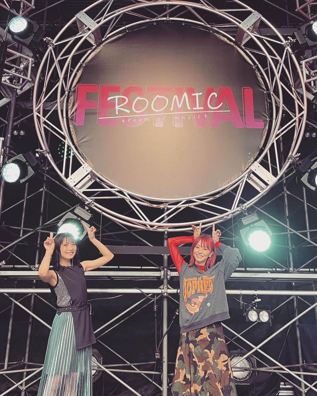 LiSAさんのインスタグラム写真 - (LiSAInstagram)「#ROOMIC Fes. 大好きな人達と最初から最後まで楽しかったぁーー！！ May'nちゃんのライブ最前で観て浴びた☀️☀️☀️☀️ ライブから大好きなMay'nが溢れてた🥺❤️❤️❤️ 最後泣いた😭❤️May'nに託した言葉がMay'nの想いとしてわたしに届いて感動した😭二日間のトリ！ありがとう！😭❤️ふぁみりー！私のヒロイン！💐ら部💐」2月10日 9時45分 - xlisa_olivex