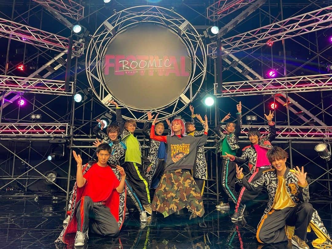 LiSAさんのインスタグラム写真 - (LiSAInstagram)「#ROOMIC Fes. BOYS AND MENのみんな☻ ほんんんんっと元気になった！ あっ、私この気持ちが足りてなかったんだ！と思うほど楽しませてもらいました。チャージされた！連結された！(？)🛤 ガッタンゴットンGO!🚃 たむたむMCもLiVE is Smile Always〜〜も沢山ありがとう！💐　 #めいんちゃんと連結した」2月10日 9時49分 - xlisa_olivex