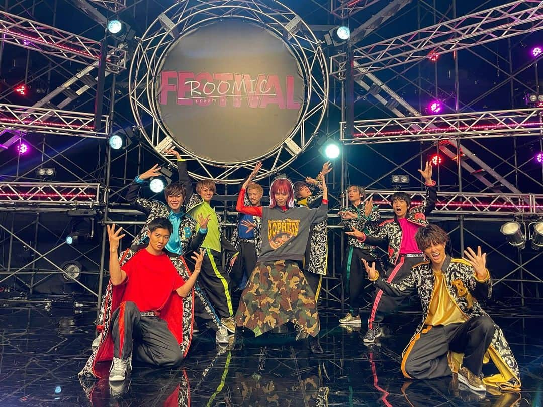 LiSAさんのインスタグラム写真 - (LiSAInstagram)「#ROOMIC Fes. BOYS AND MENのみんな☻ ほんんんんっと元気になった！ あっ、私この気持ちが足りてなかったんだ！と思うほど楽しませてもらいました。チャージされた！連結された！(？)🛤 ガッタンゴットンGO!🚃 たむたむMCもLiVE is Smile Always〜〜も沢山ありがとう！💐　 #めいんちゃんと連結した」2月10日 9時49分 - xlisa_olivex