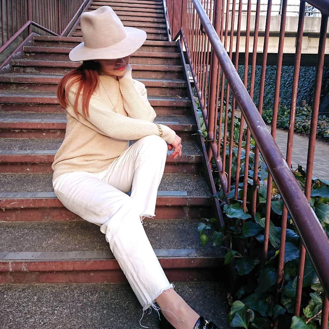 nori0620のインスタグラム：「#ウォッシャブルストレッチミラノリブクルーネックセーター@uniqlo_jp   こだわりがいっぱい詰まっていそうな商品名✨  今から使える春アイテム  #ハット@zara #ニット#デニム @uniqlo_jp #シューズ @naturalbeautybasic_official  #instafashion#fashion#fashionsnap#outfit#code#coordinate#uniqlo#uniqloginza2021ss#uniqlo2021ss#ユニクロ21春夏何買った#ウォッシャブルストレッチミラノリブクルーネックセーター #ママファッション#ママコーデ#プチプラコーデ#春コーデ#春アイテム#ワントーンコーデ#ハットコーデ#シンプル#ニットコーデ」