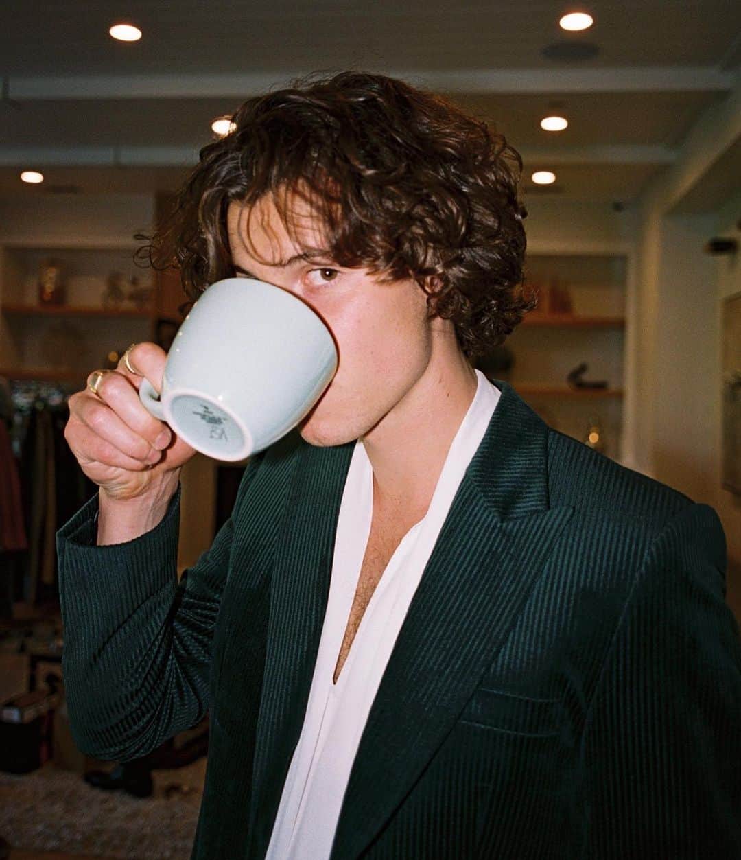 ショーン・メンデスのインスタグラム：「Headband coffee mug」