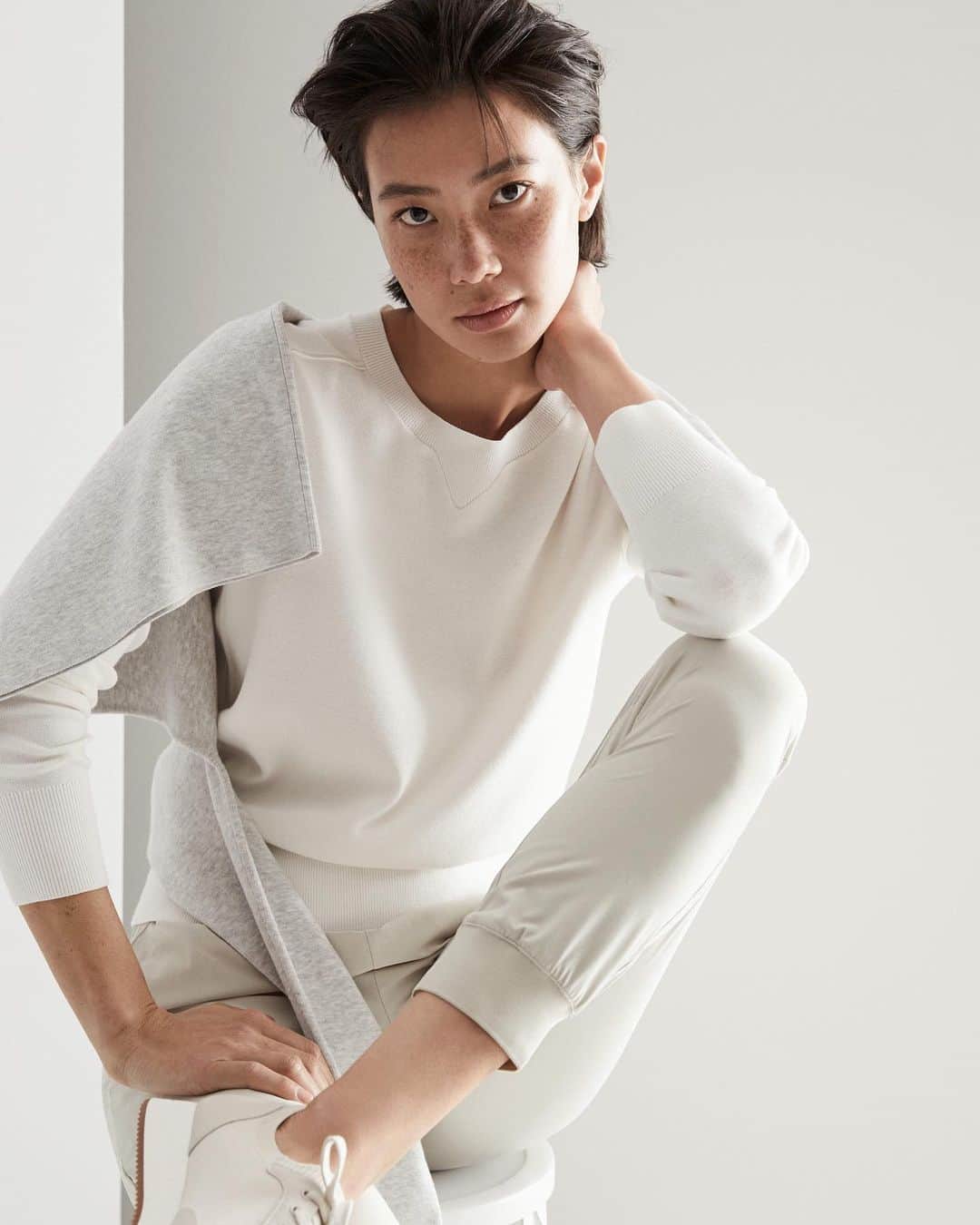 Banana Republic のインスタグラム：「New in neutrals: our elevated essentials now come in lighter tones for a refined monochromatic look. Link in bio to shop performance styles.」