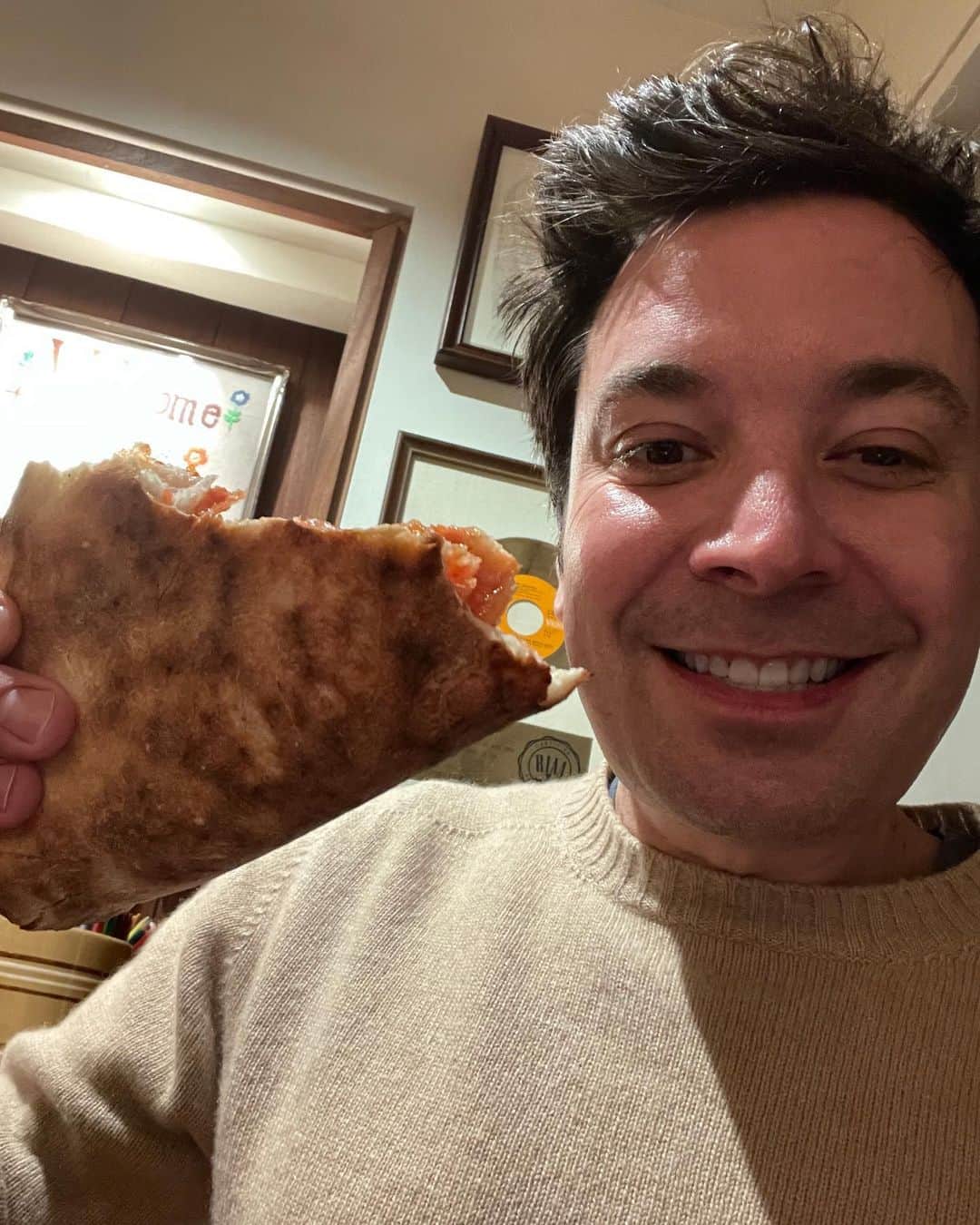 ジミー・ファロンさんのインスタグラム写真 - (ジミー・ファロンInstagram)「Happy #NationalPizzaDay - although I fold mine and eat it like a taco. 🍕🌮」2月10日 10時05分 - jimmyfallon