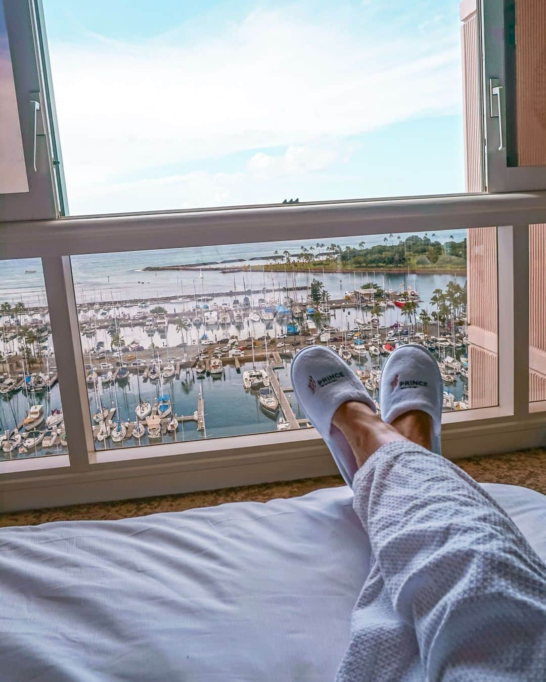 Prince Waikikiさんのインスタグラム写真 - (Prince WaikikiInstagram)「Enjoy breathtaking floor to ceiling views from any of our rooms or suites. #PrinceWaikiki  Photo by @kellysimek」2月10日 10時06分 - princewaikiki