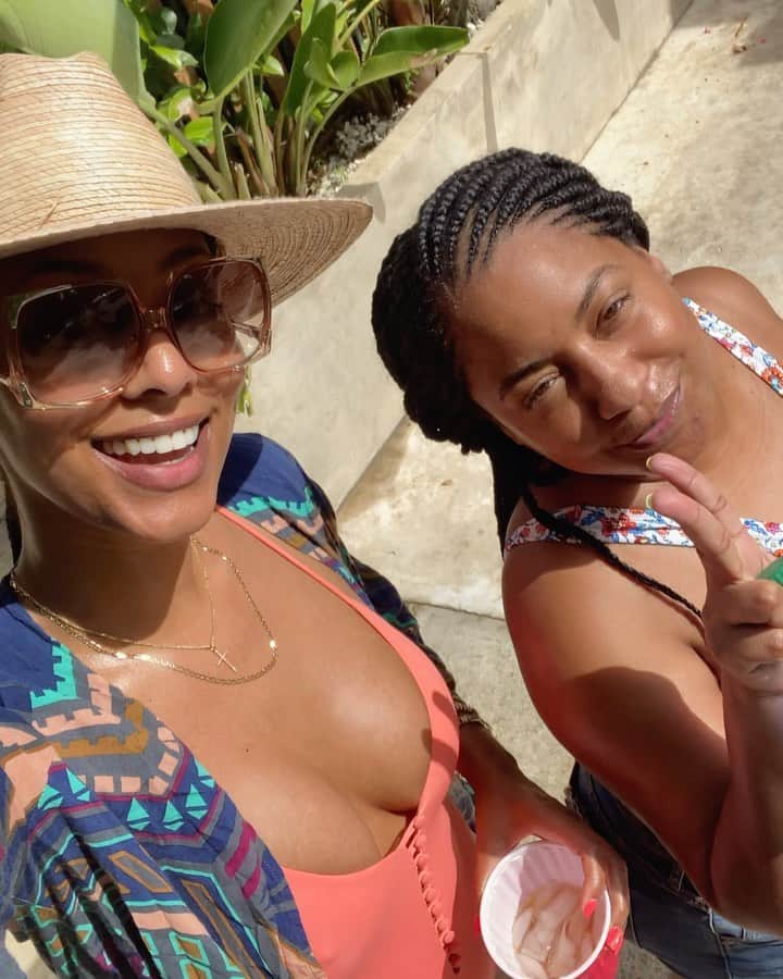 ケリー・ヒルソンのインスタグラム：「Well would ya look at that, it’s Titty—I mean, “Tiffy-Tuesday!!!” 😆 (We need to take more pics, btw 🤦🏾‍♀️) Happy Birthday, @tiffinymarie! My most thorough friend, no doubt...my very own researcher, investigator, lawyer, and bestie all in one! 😂 We clicked at Freshman initiation at Emory, and you’ve been a fierce protector ever since....now you’re a whole ass woman—a great mother, wife, AND a successful lawyer. So proud to witness all that natural ambition pay off! Enjoy the rest of your day my love! 💕」